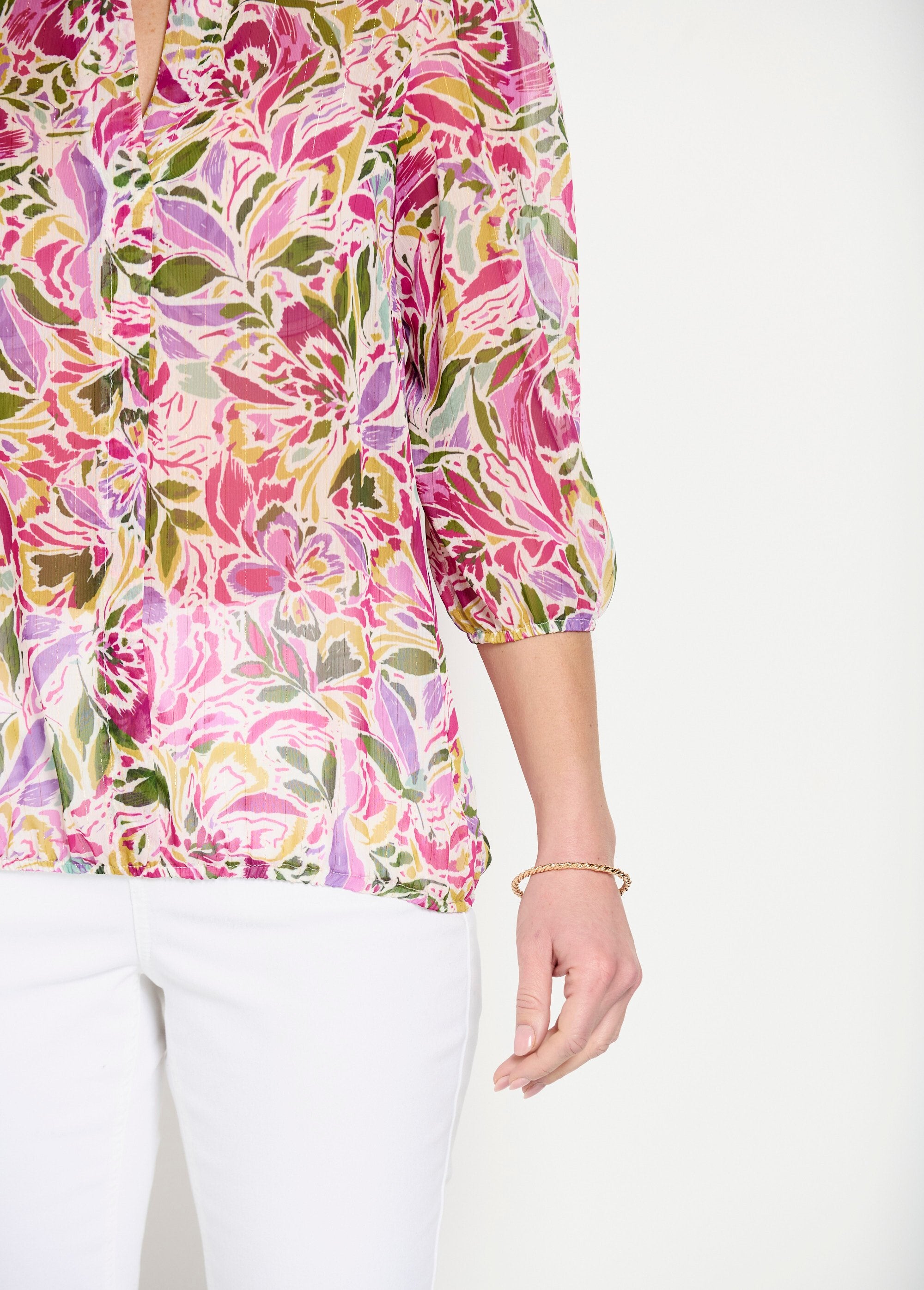 Lange_blousante_tuniek_met_V-hals_in_glanzende_bloemenvoile_Multicolore_DE2_slim