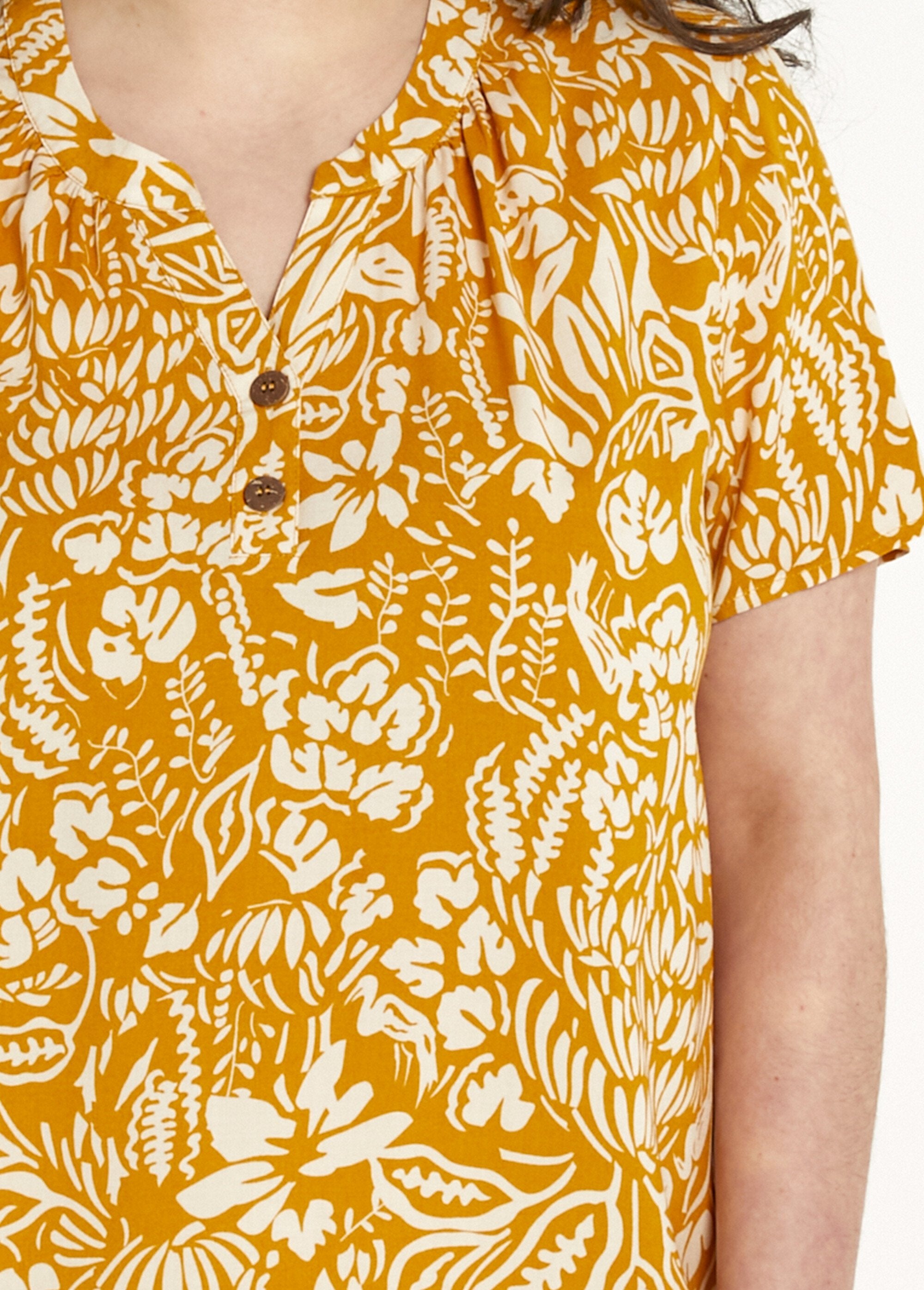 Gebloemde_of_effen_lange_uitlopende_tuniek_Jaune_et_ecru_DE1_curvy