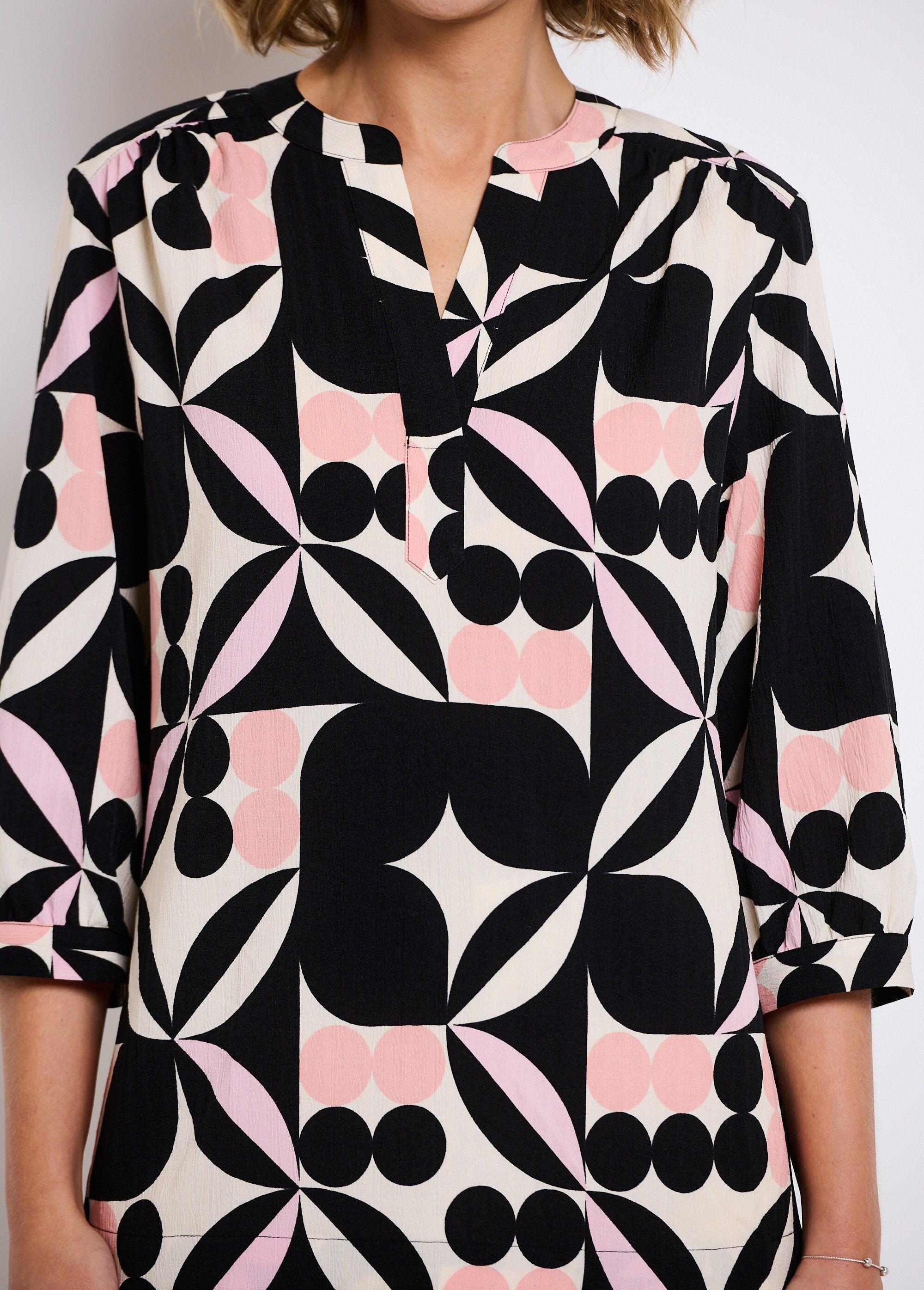 3/4_grafische_tuniek_met_lange_mouwen_Noir_et_rose_DE1_slim