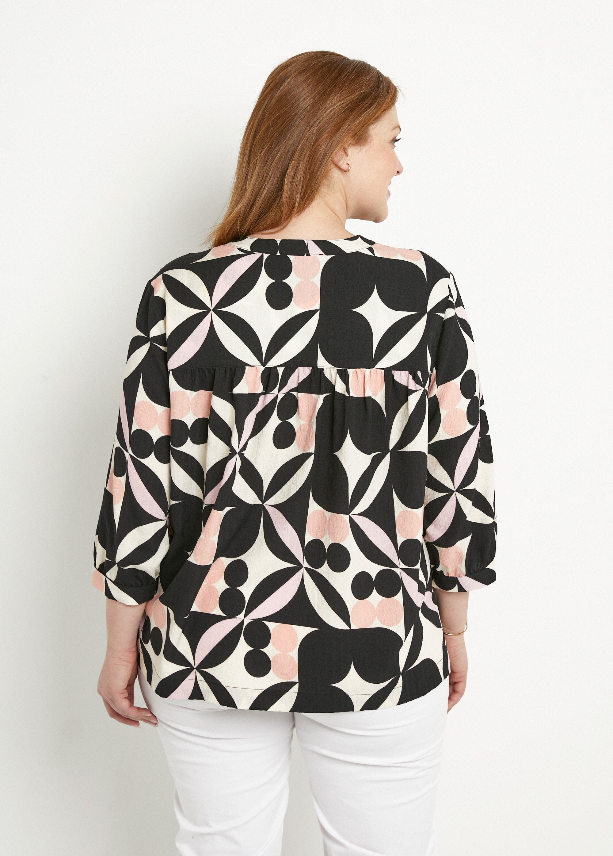 3/4_grafische_tuniek_met_lange_mouwen_Noir_et_rose_DO1_curvy