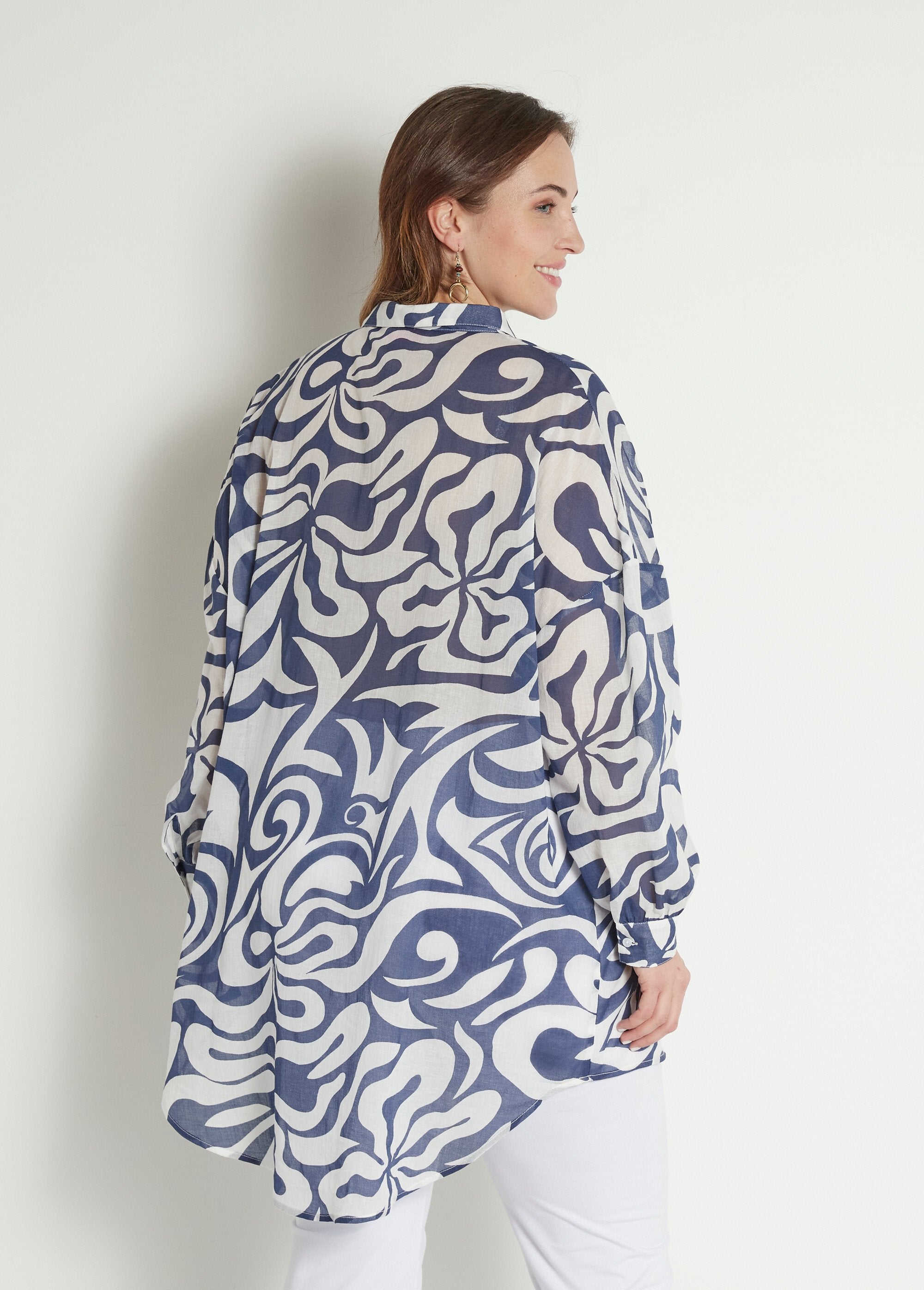 Lange_katoenen_voile_tuniek_met_V-hals_Marine_et_blanc_DO1_curvy