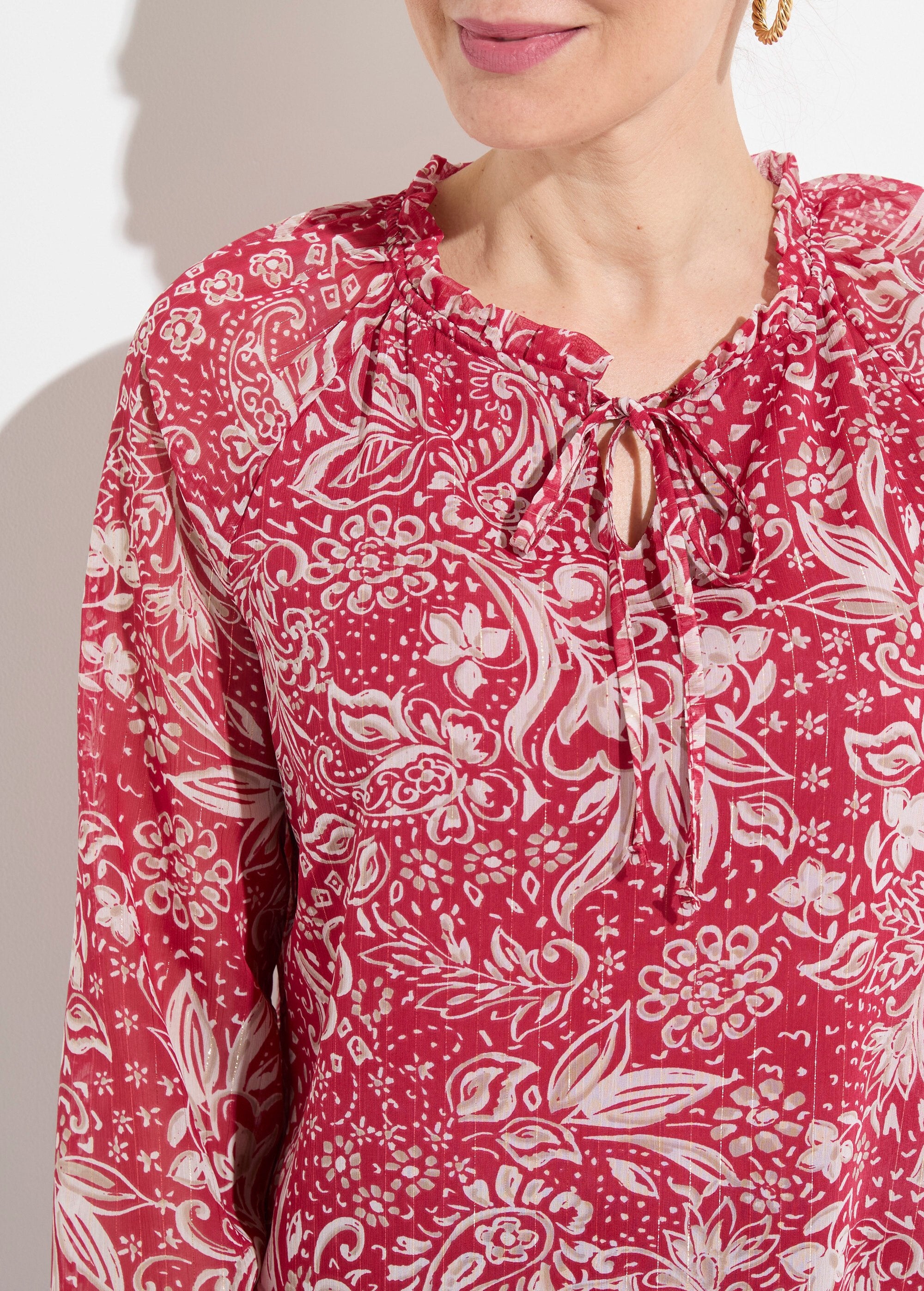 Lange_tuniek_van_glanzende_voile_met_bloemen_en_een_kraag_met_ruches_Imp_bordeaux_DE1_slim