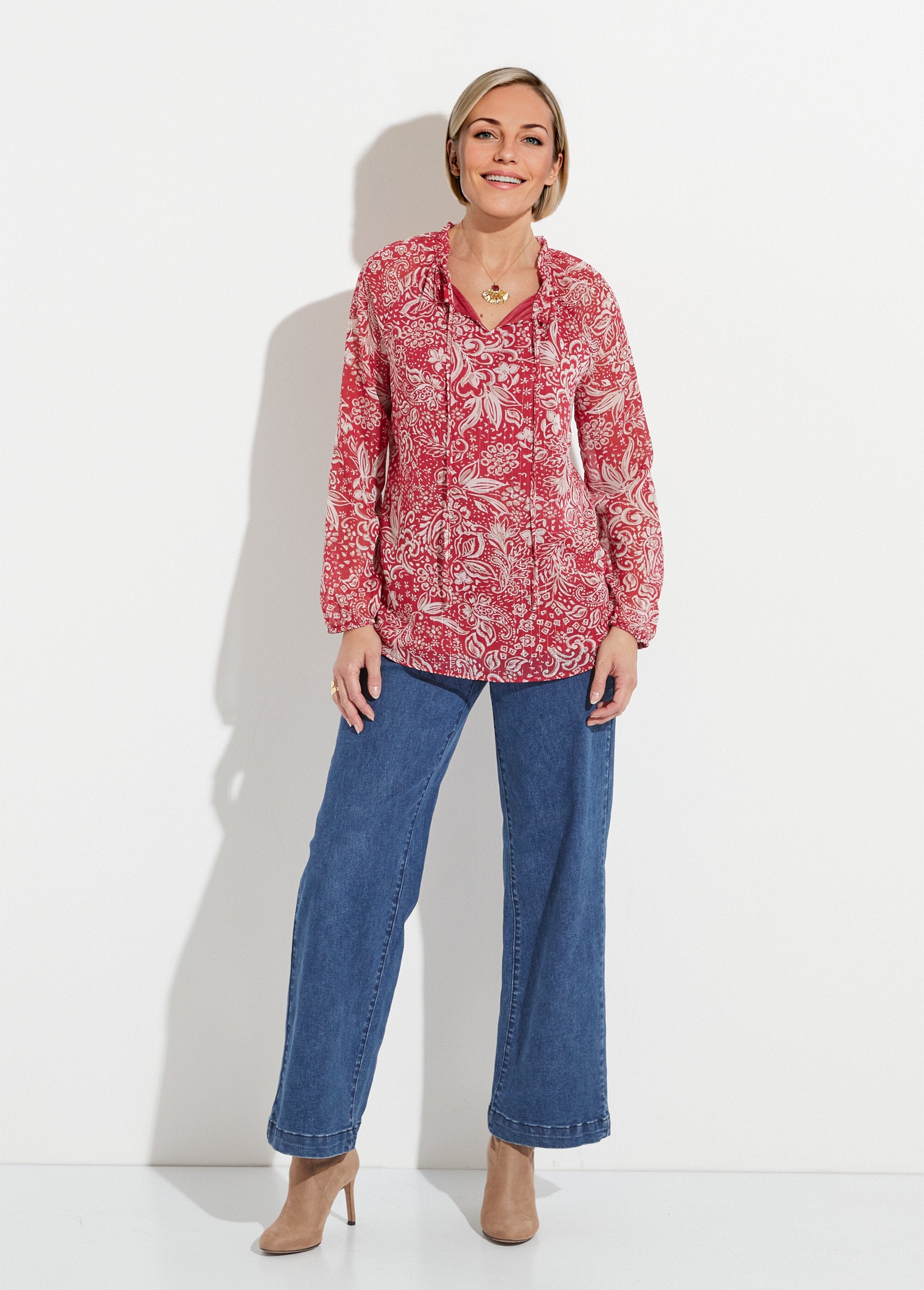 Lange_tuniek_van_glanzende_voile_met_bloemen_en_een_kraag_met_ruches_Imp_bordeaux_SF1_slim