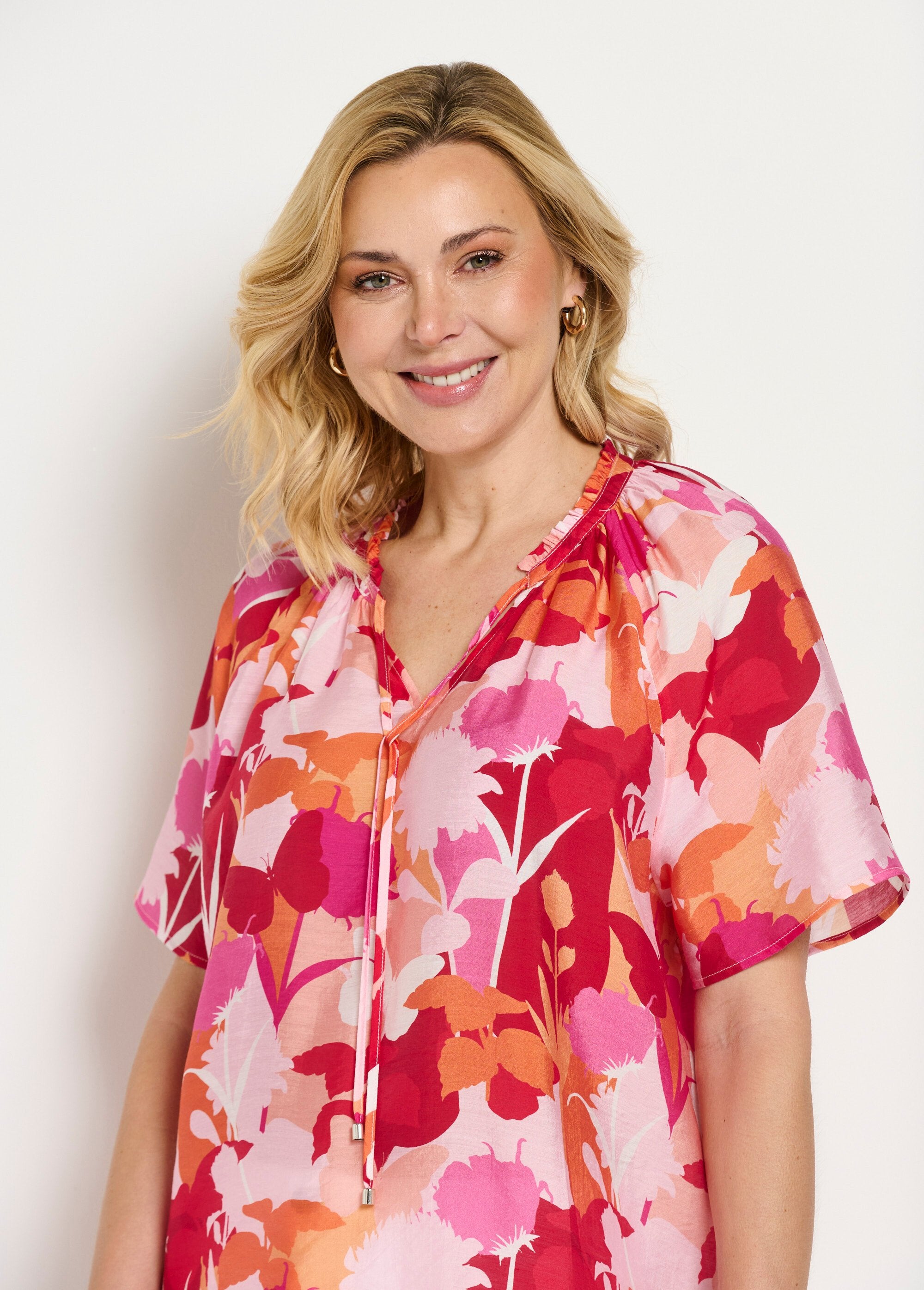 Gebloemde_voile_lange_tuniek_met_V-hals_met_ruches_Rose_et_rouge_DE1_slim