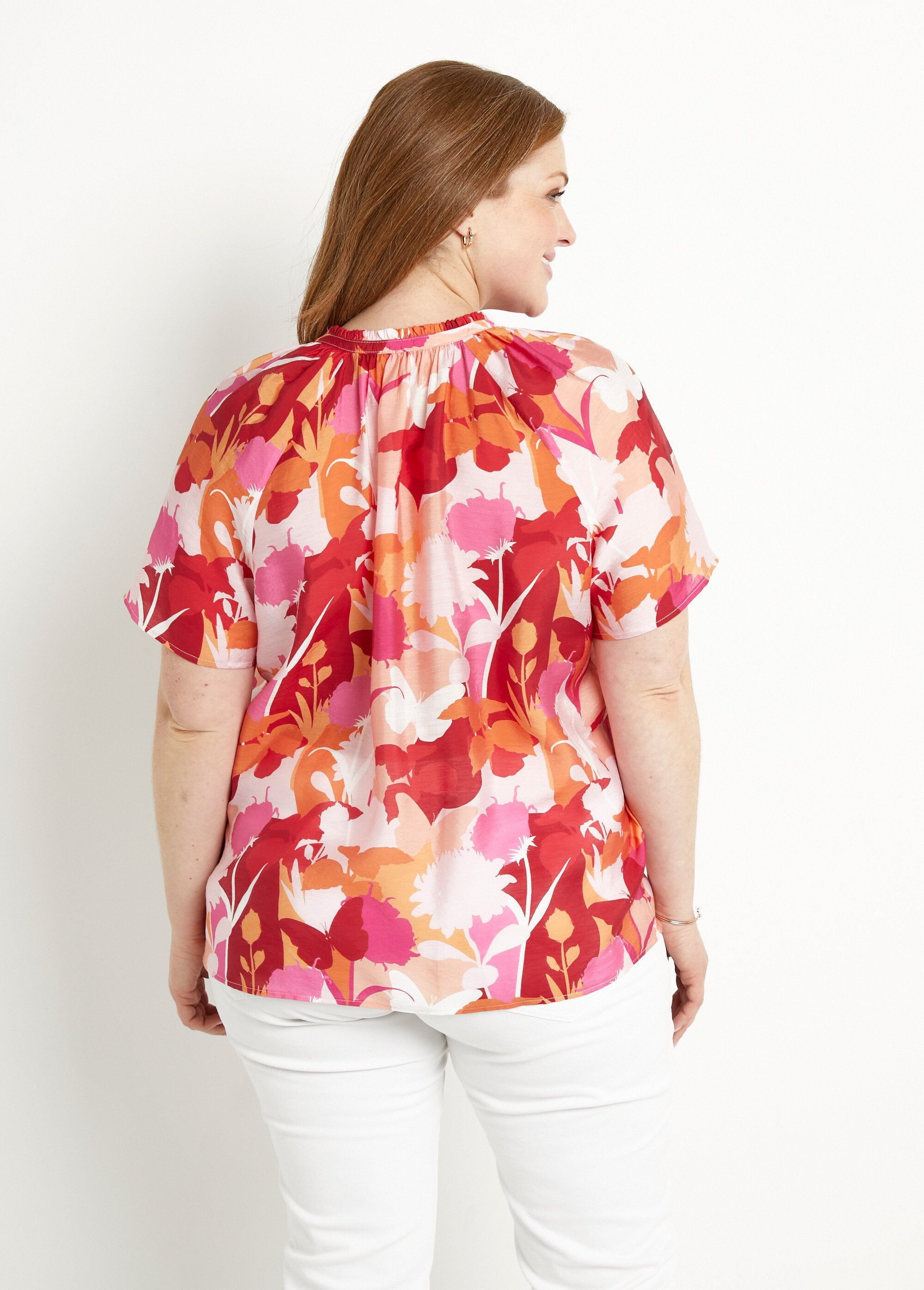 Gebloemde_voile_lange_tuniek_met_V-hals_met_ruches_Rose_et_rouge_DO1_curvy