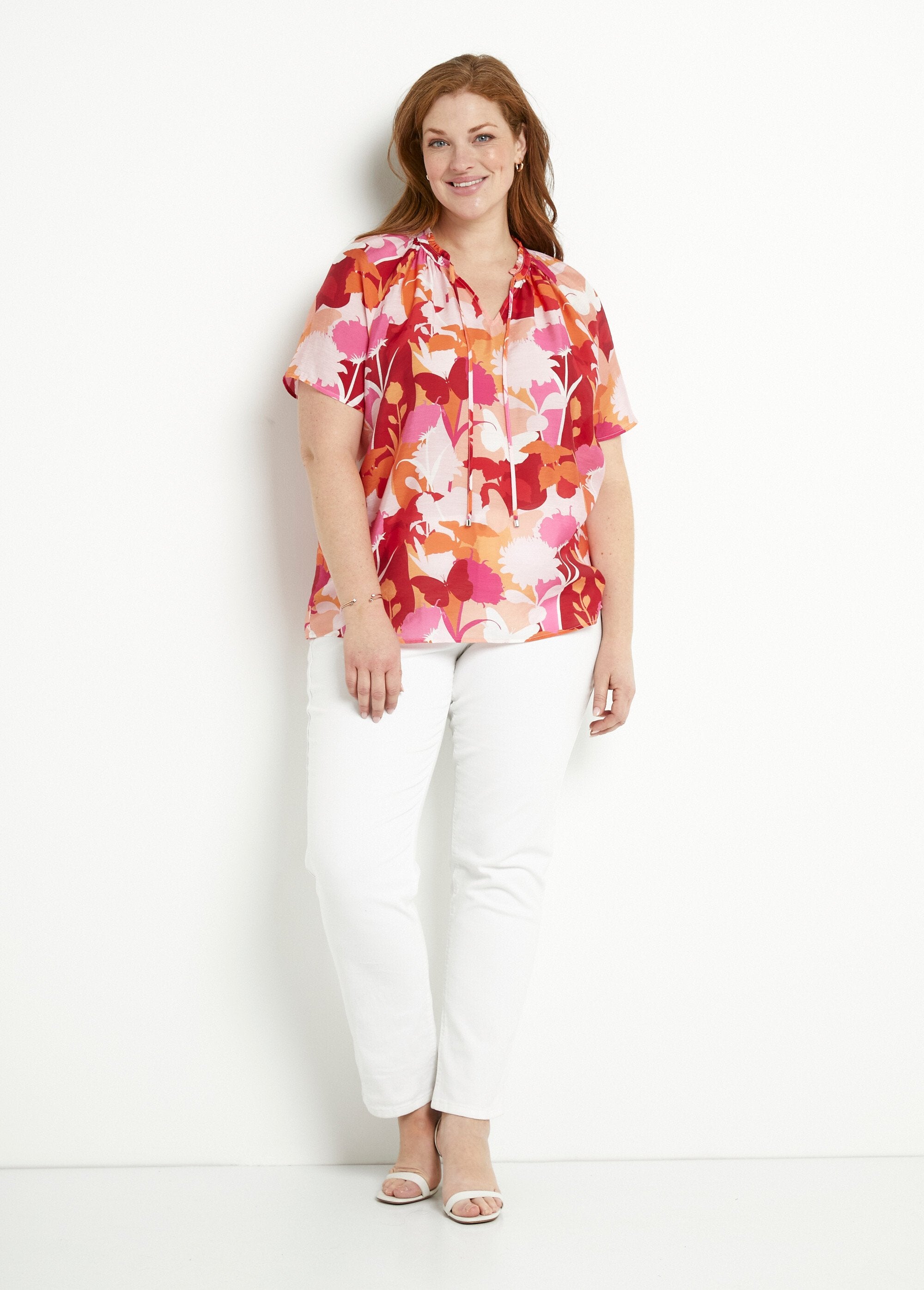 Gebloemde_voile_lange_tuniek_met_V-hals_met_ruches_Rose_et_rouge_SF1_curvy
