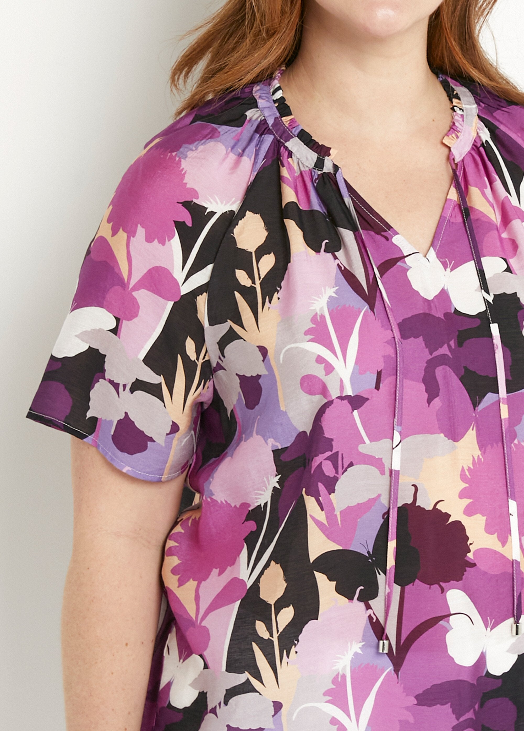 Gebloemde_voile_lange_tuniek_met_V-hals_met_ruches_Violet_et_noir_DE1_curvy