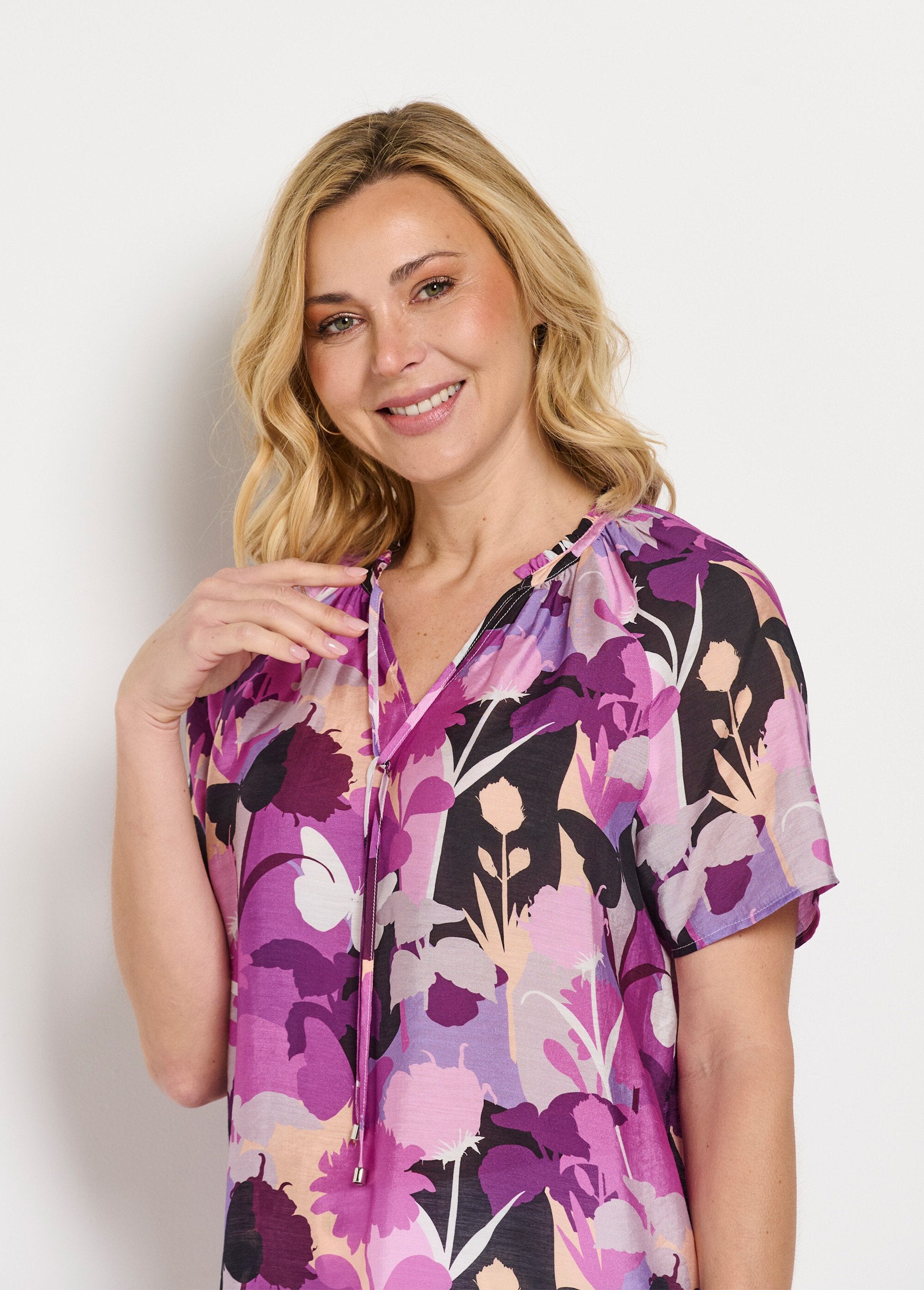 Gebloemde_voile_lange_tuniek_met_V-hals_met_ruches_Violet_et_noir_DE1_slim