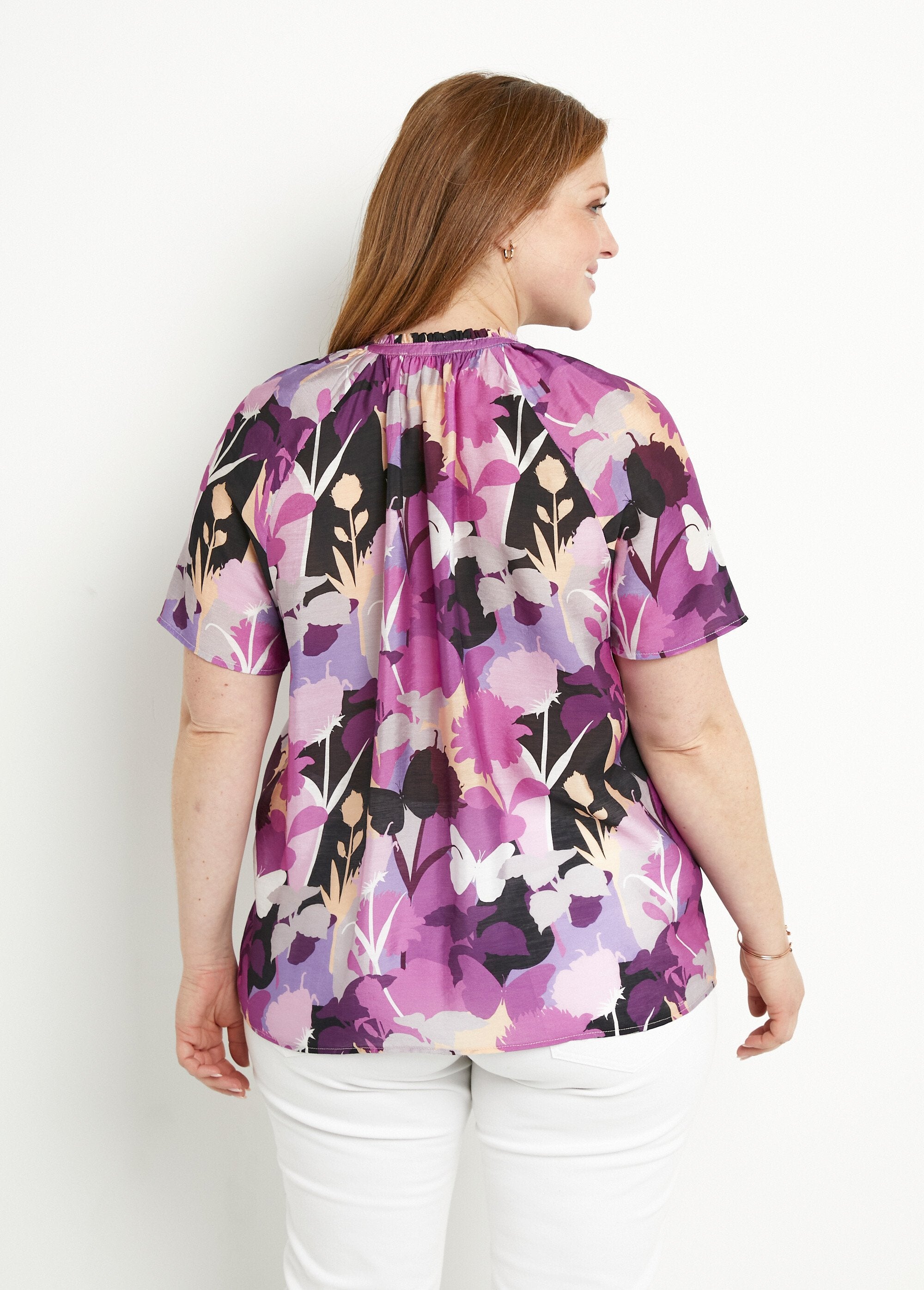 Gebloemde_voile_lange_tuniek_met_V-hals_met_ruches_Violet_et_noir_DO1_curvy