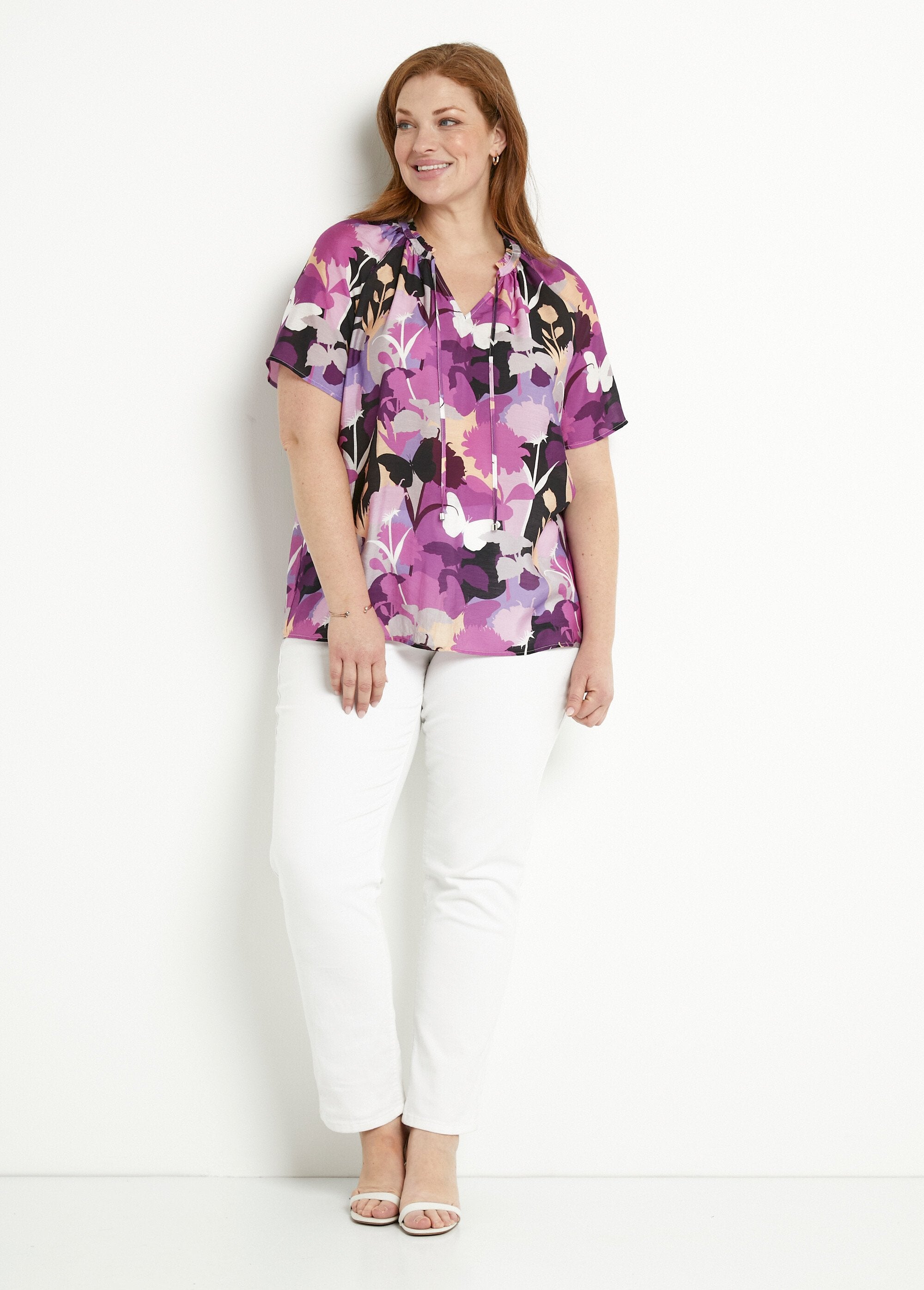 Gebloemde_voile_lange_tuniek_met_V-hals_met_ruches_Violet_et_noir_SF1_curvy