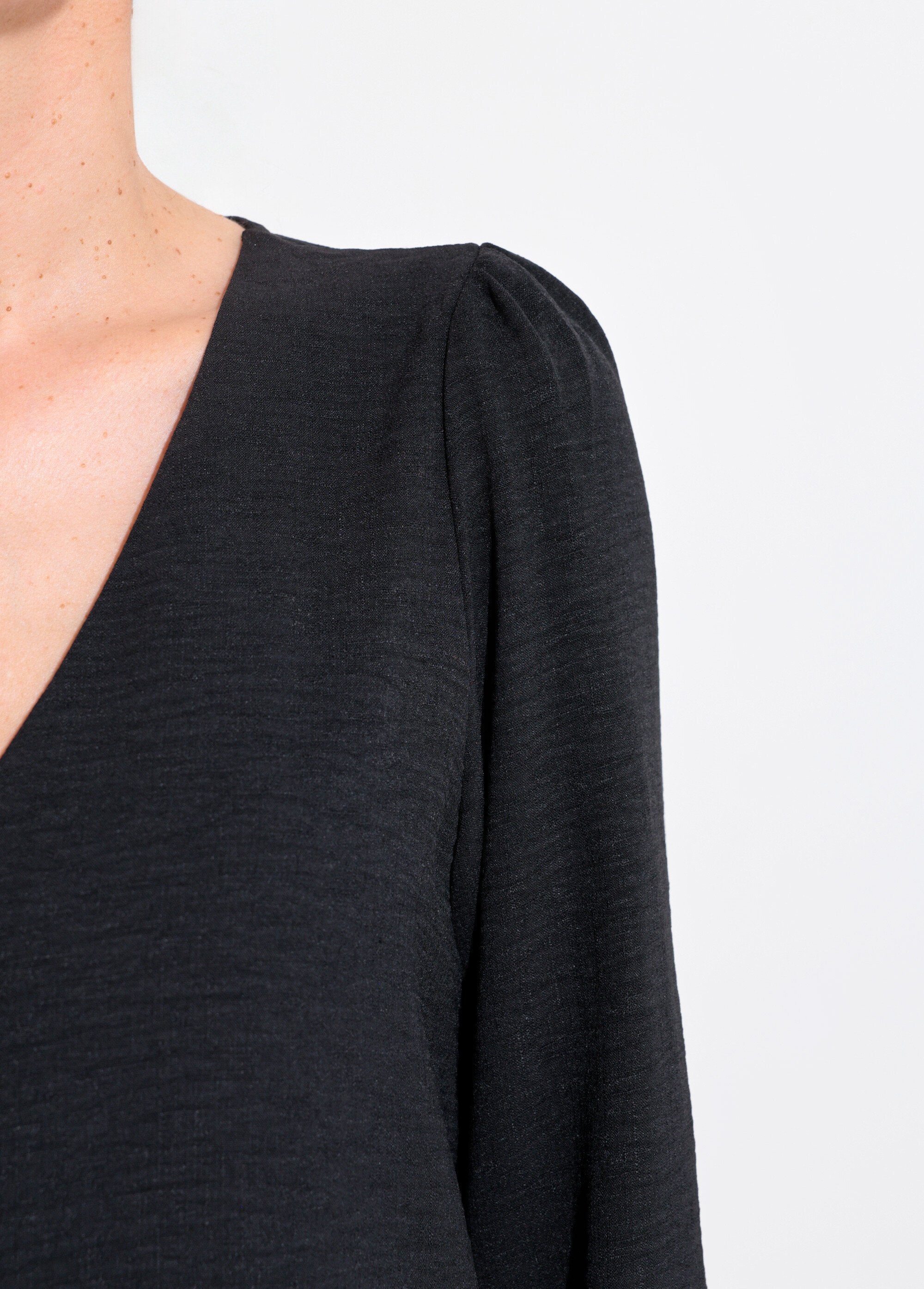 Tuniek_met_V-hals_en_reliëfknoopsluiting_Noir_DE2_slim