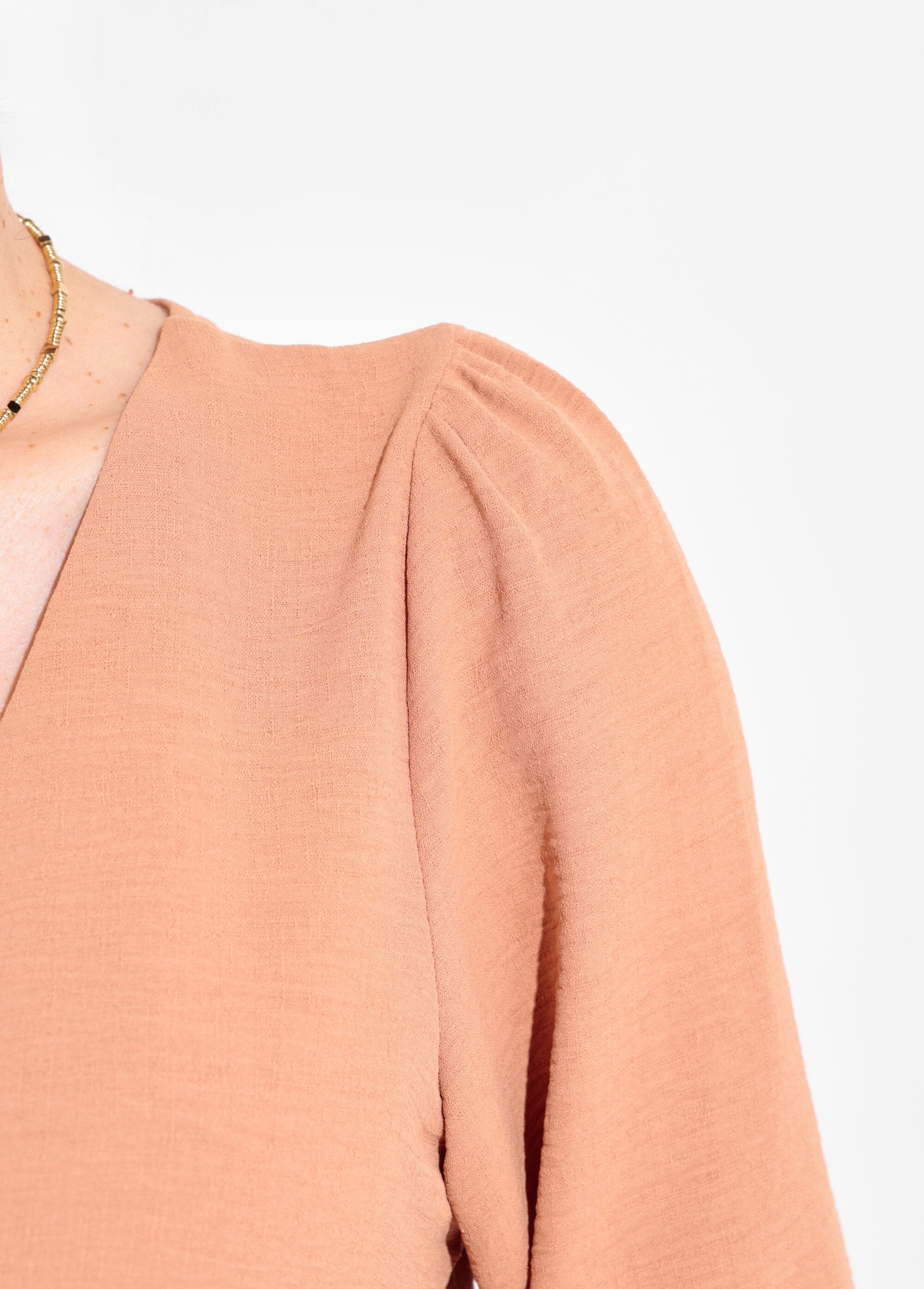 Tuniek_met_V-hals_en_reliëfknoopsluiting_Camel_DE2_slim