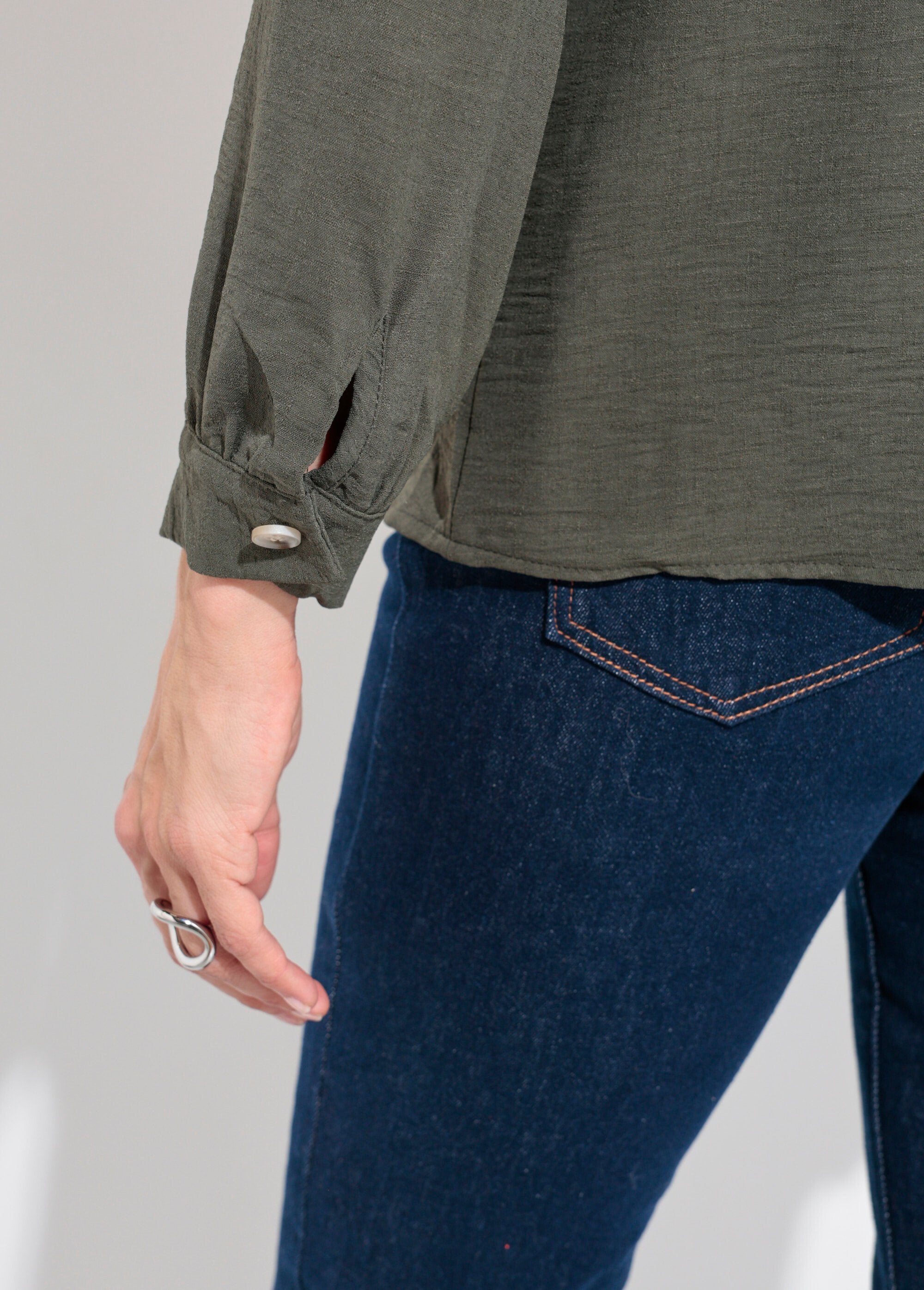 Tuniek_met_V-hals_en_reliëfknoopsluiting_Kaki_DE3_slim