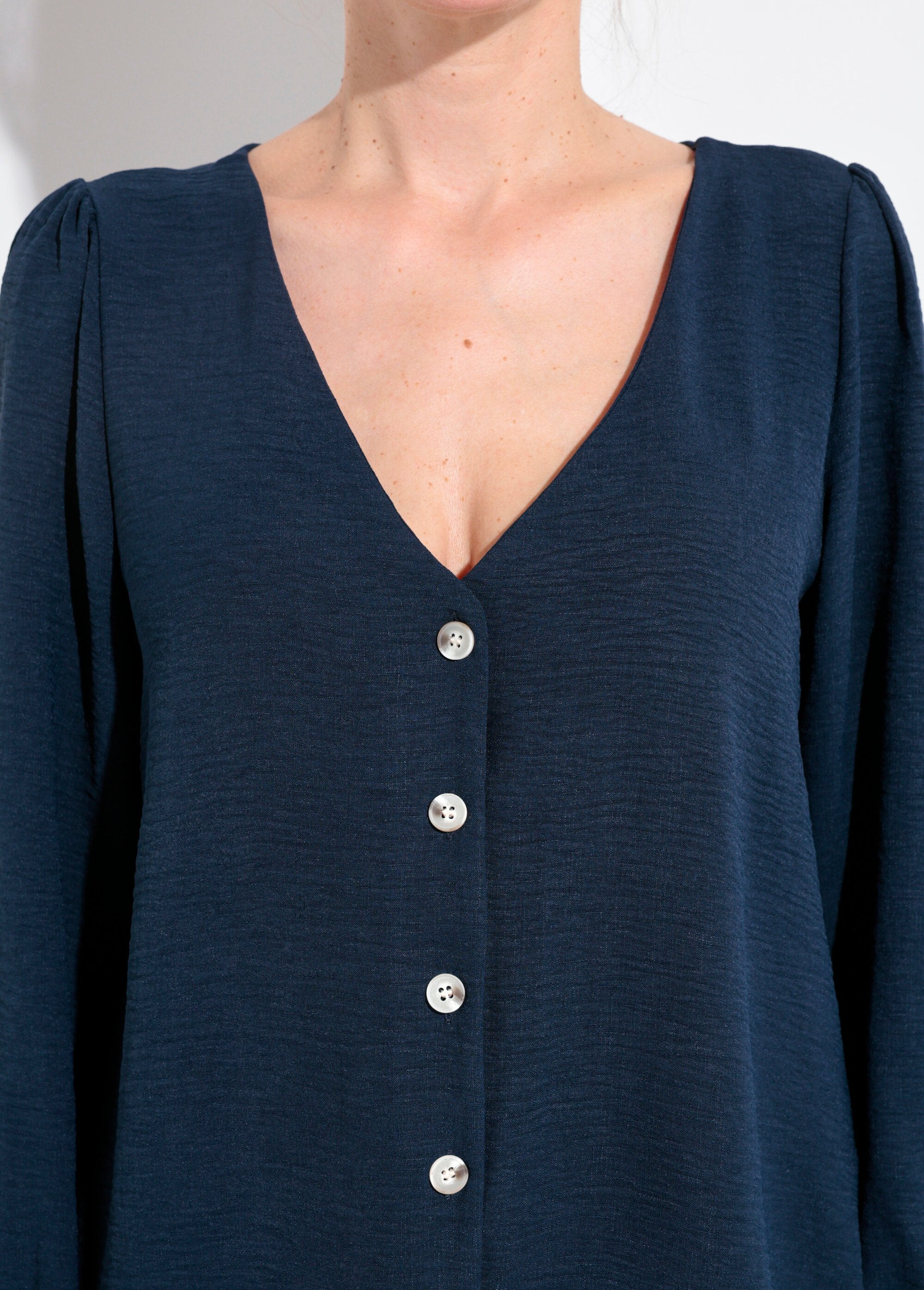 Tuniek_met_V-hals_en_reliëfknoopsluiting_Marine_DE1_slim