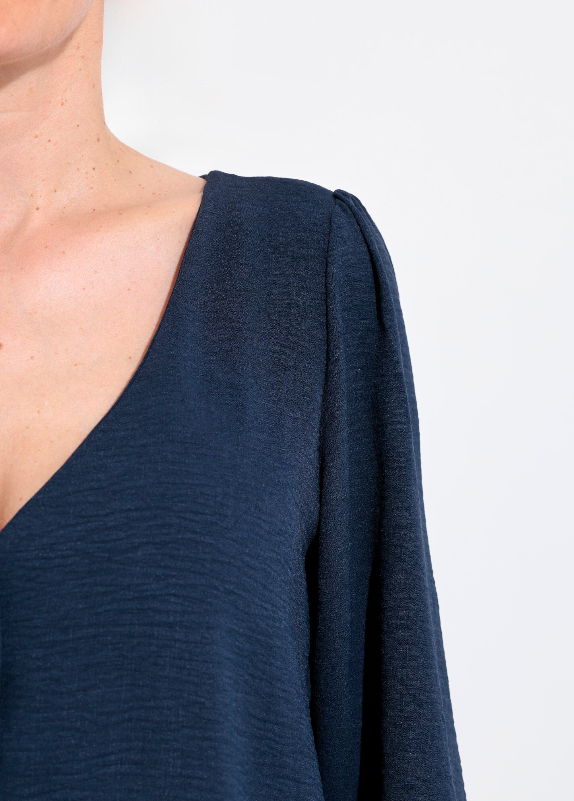 Tuniek_met_V-hals_en_reliëfknoopsluiting_Marine_DE2_slim