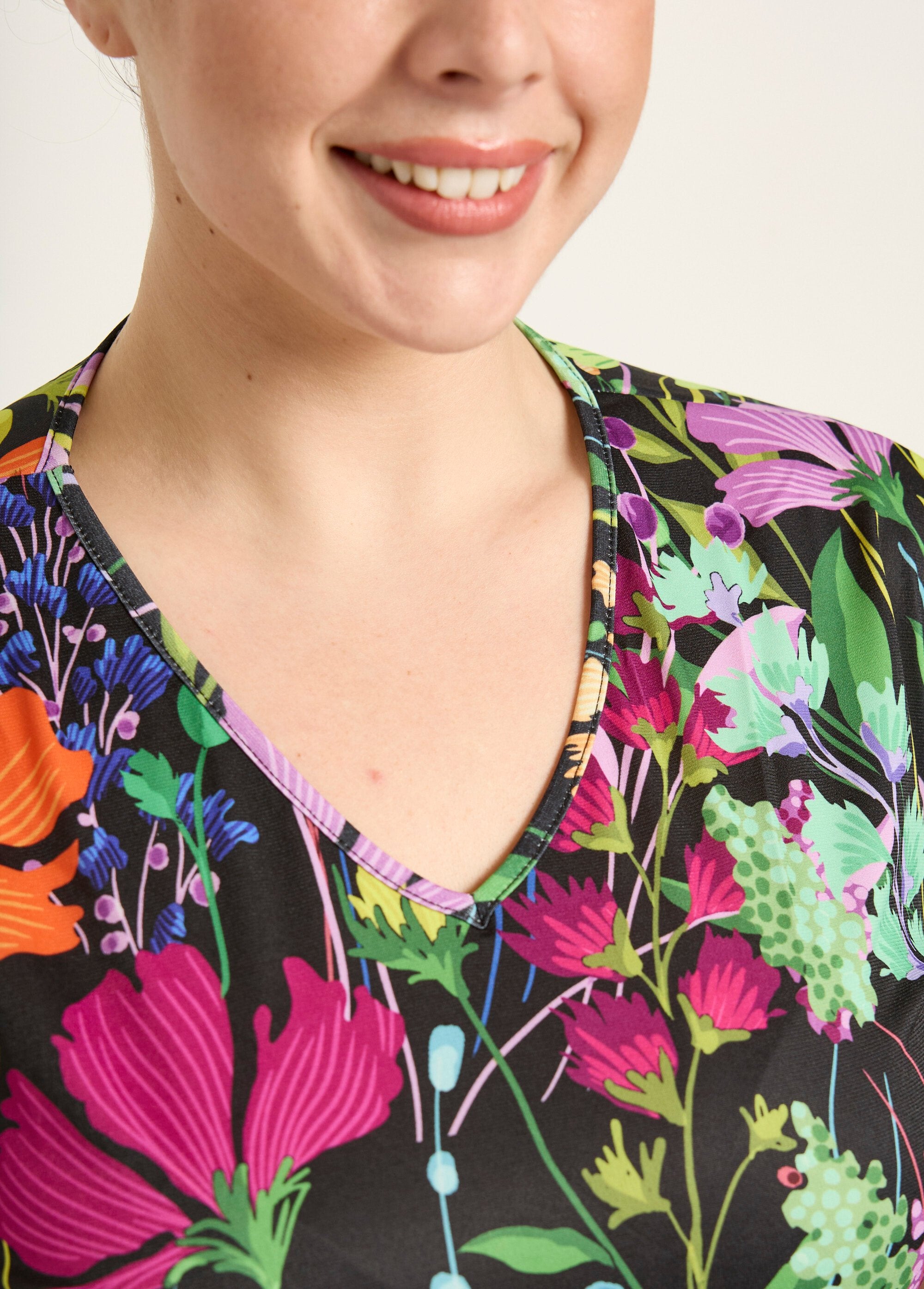 Stretch_tuniek_met_V-hals,_poëtisch_bloemendessin_Imprime_fond_noir_DE1_curvy