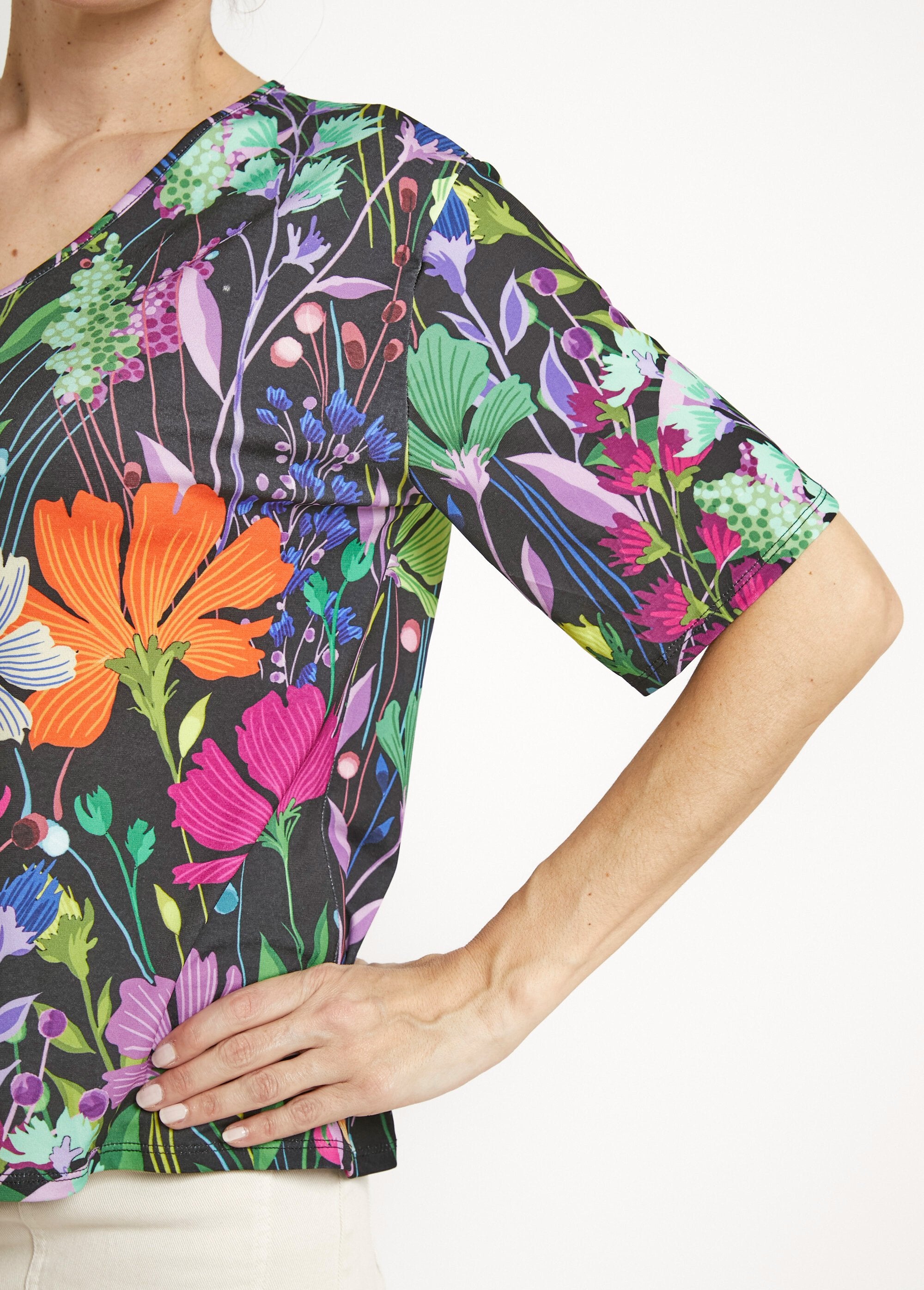 Stretch_tuniek_met_V-hals,_poëtisch_bloemendessin_Imprime_fond_noir_DE1_slim