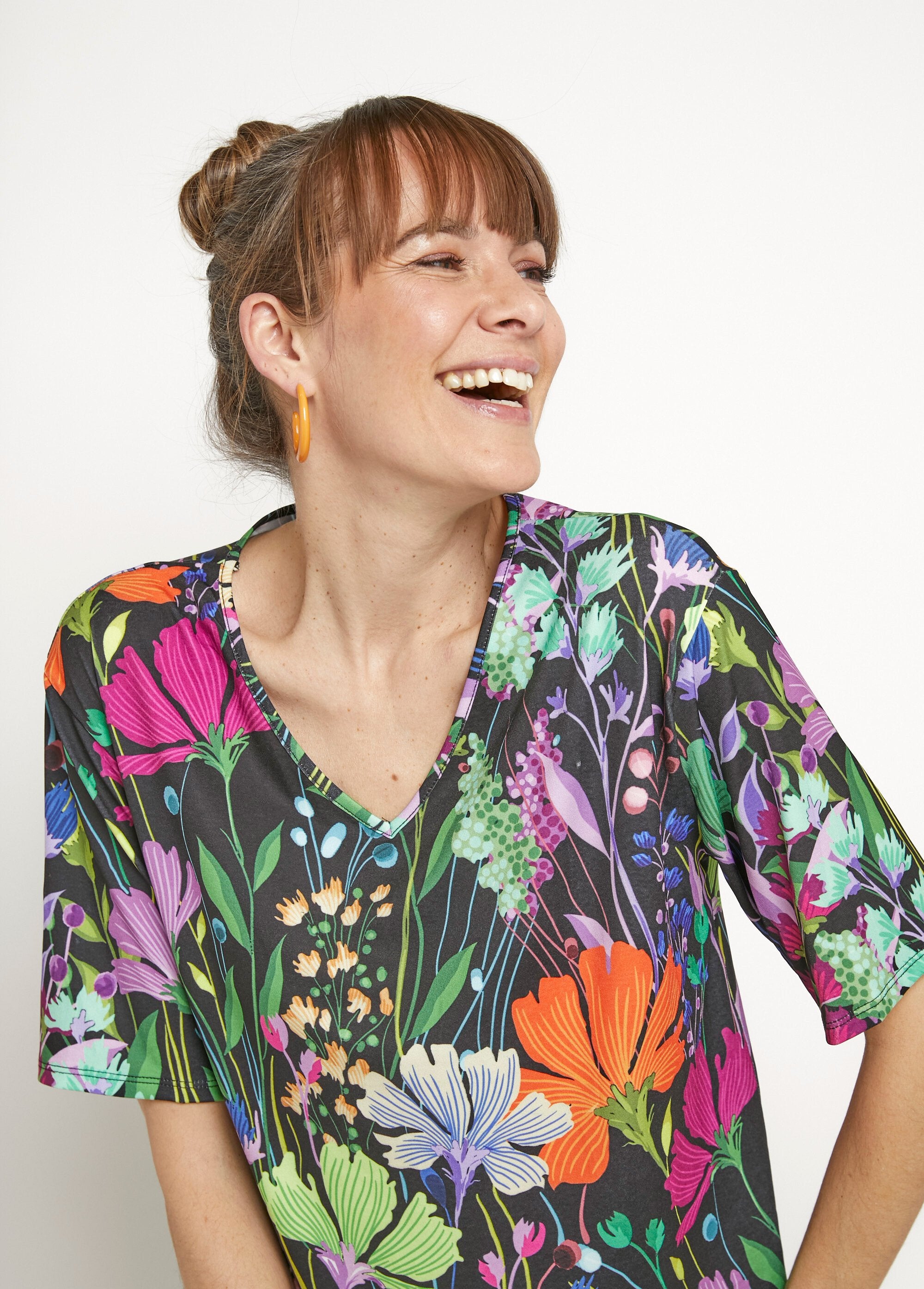 Stretch_tuniek_met_V-hals,_poëtisch_bloemendessin_Imprime_fond_noir_DE2_slim