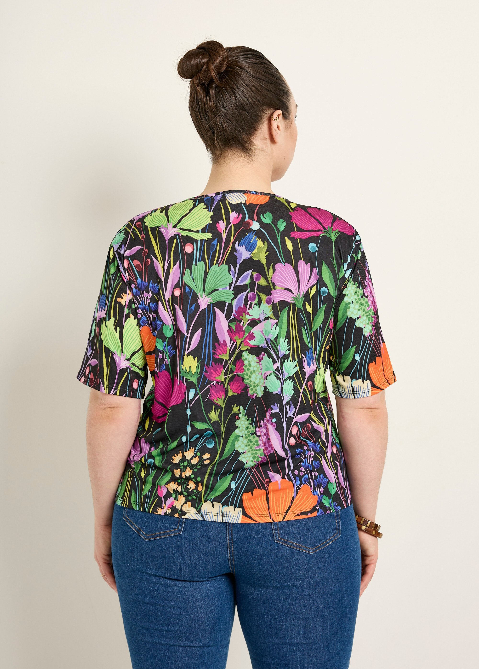 Stretch_tuniek_met_V-hals,_poëtisch_bloemendessin_Imprime_fond_noir_DO1_curvy