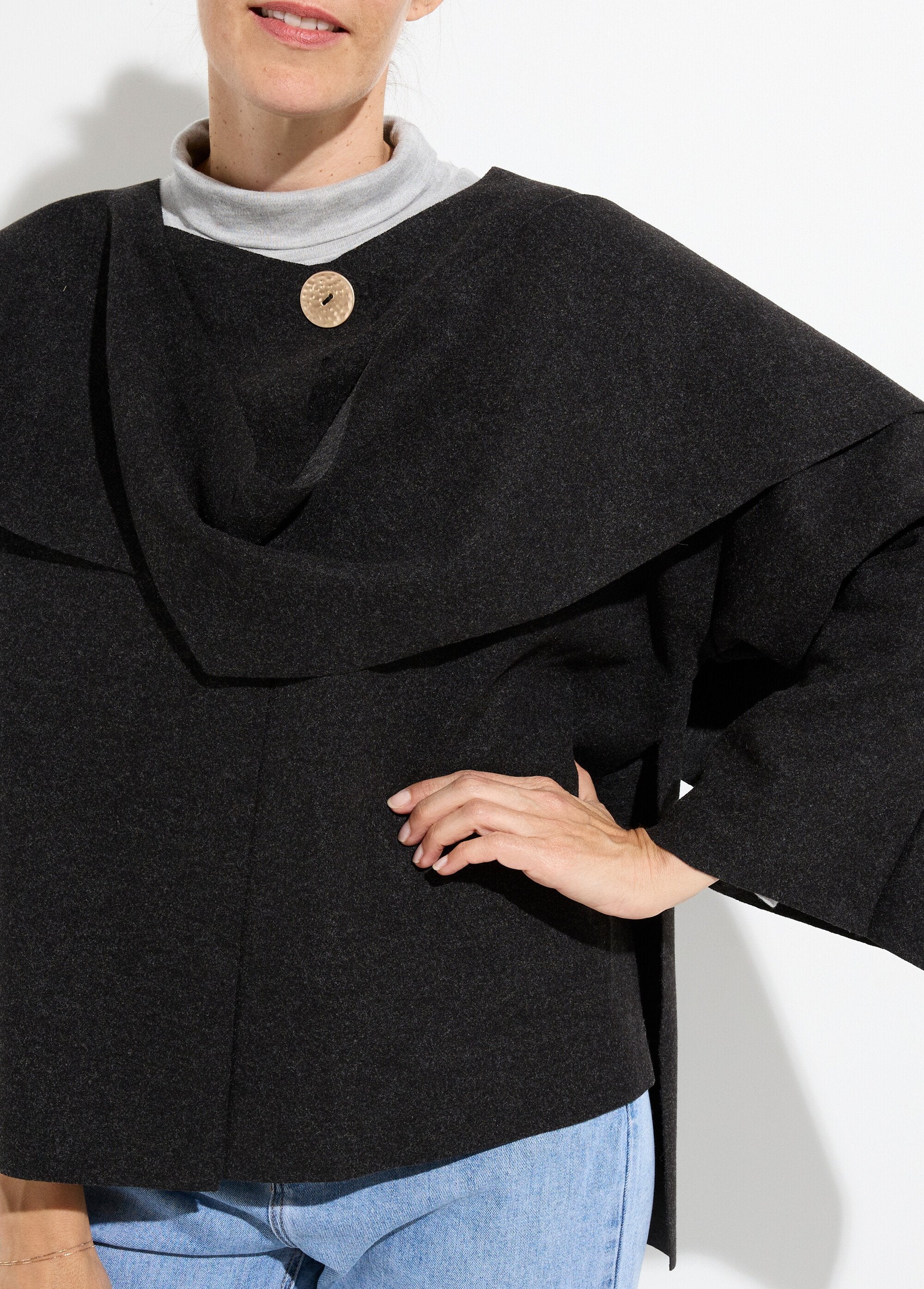 Jasje_en_sjaal_met_metalen_juwelenknoop_Noir_DE1_slim