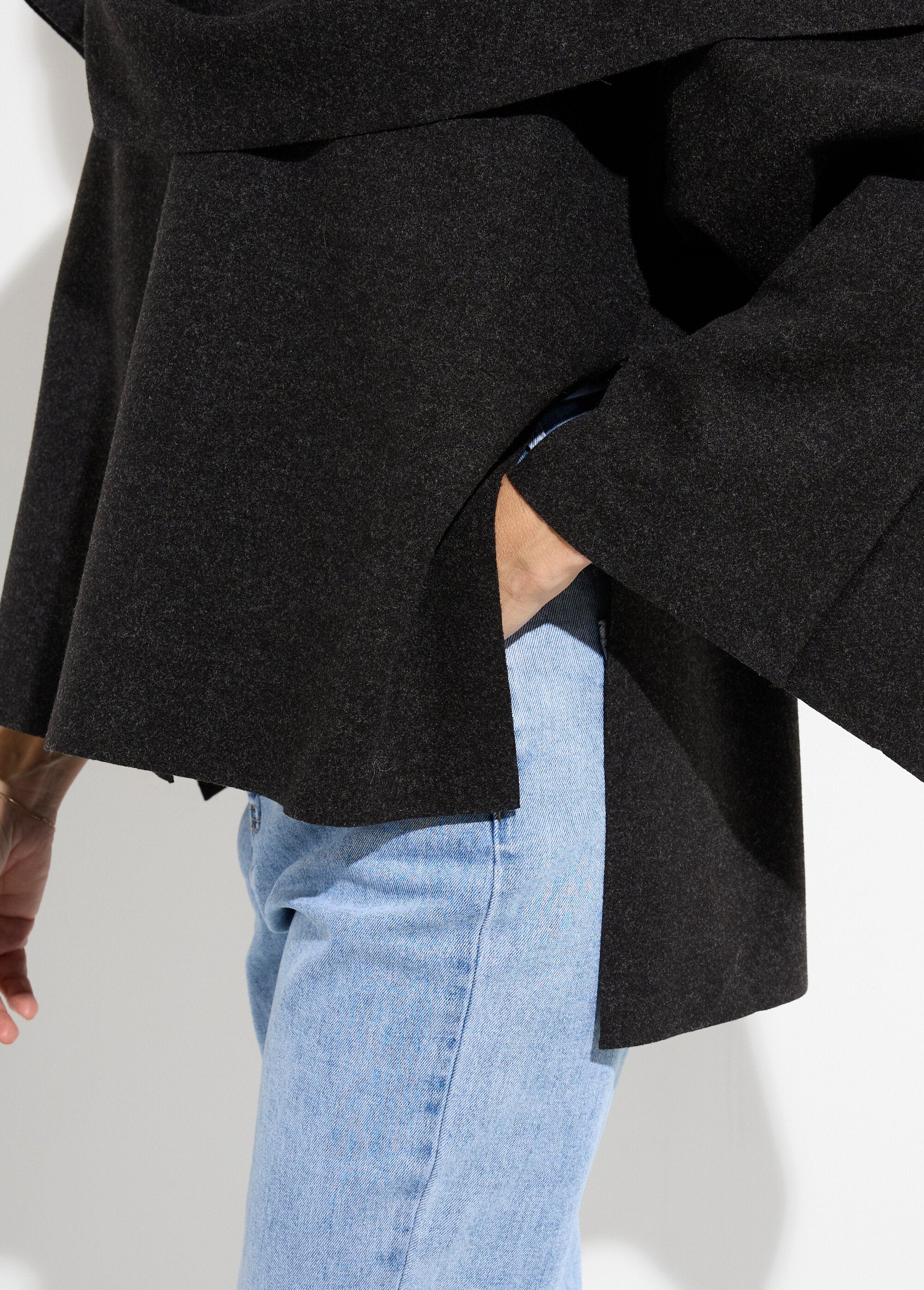 Jasje_en_sjaal_met_metalen_juwelenknoop_Noir_DE2_slim