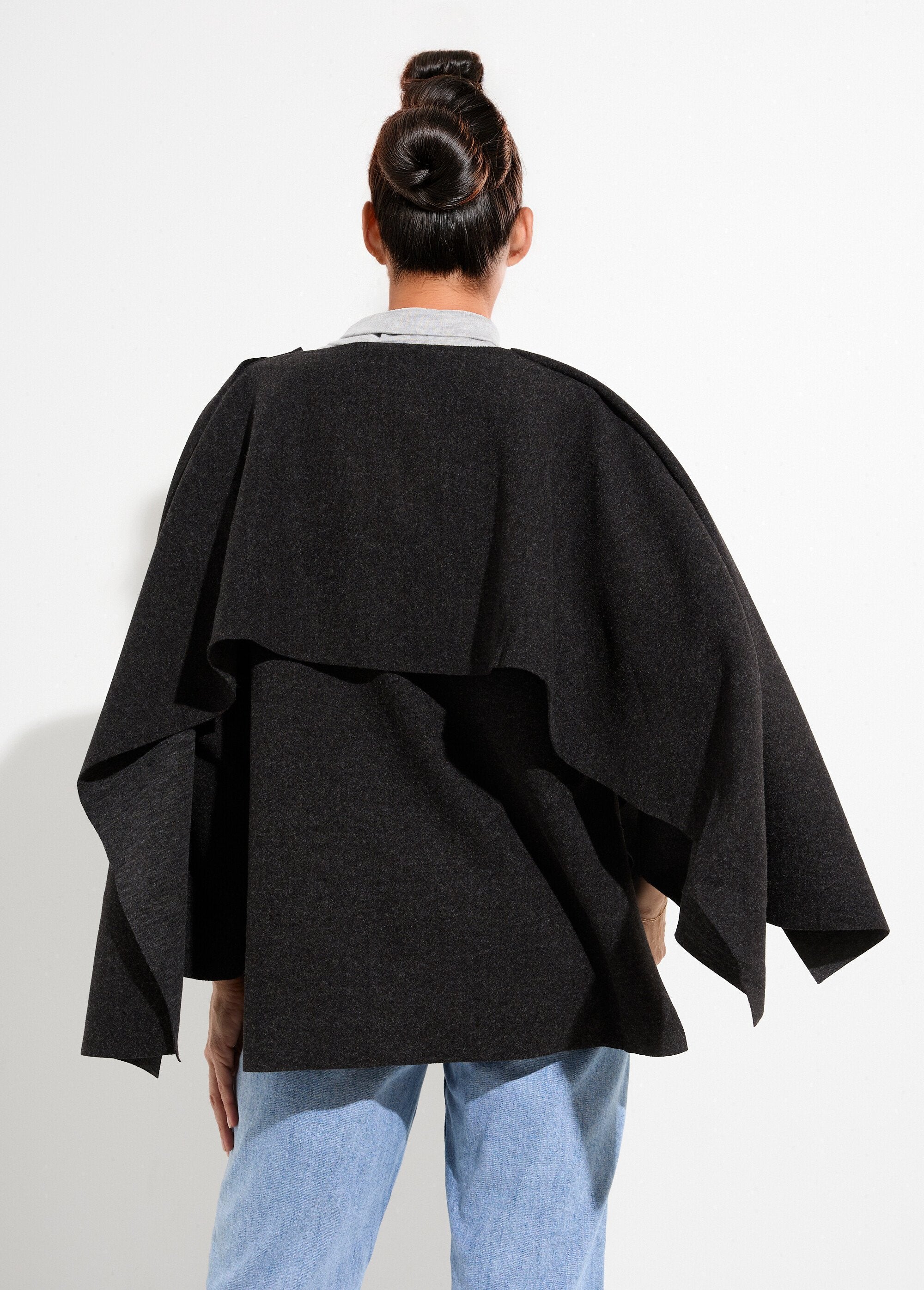 Jasje_en_sjaal_met_metalen_juwelenknoop_Noir_DO1_slim