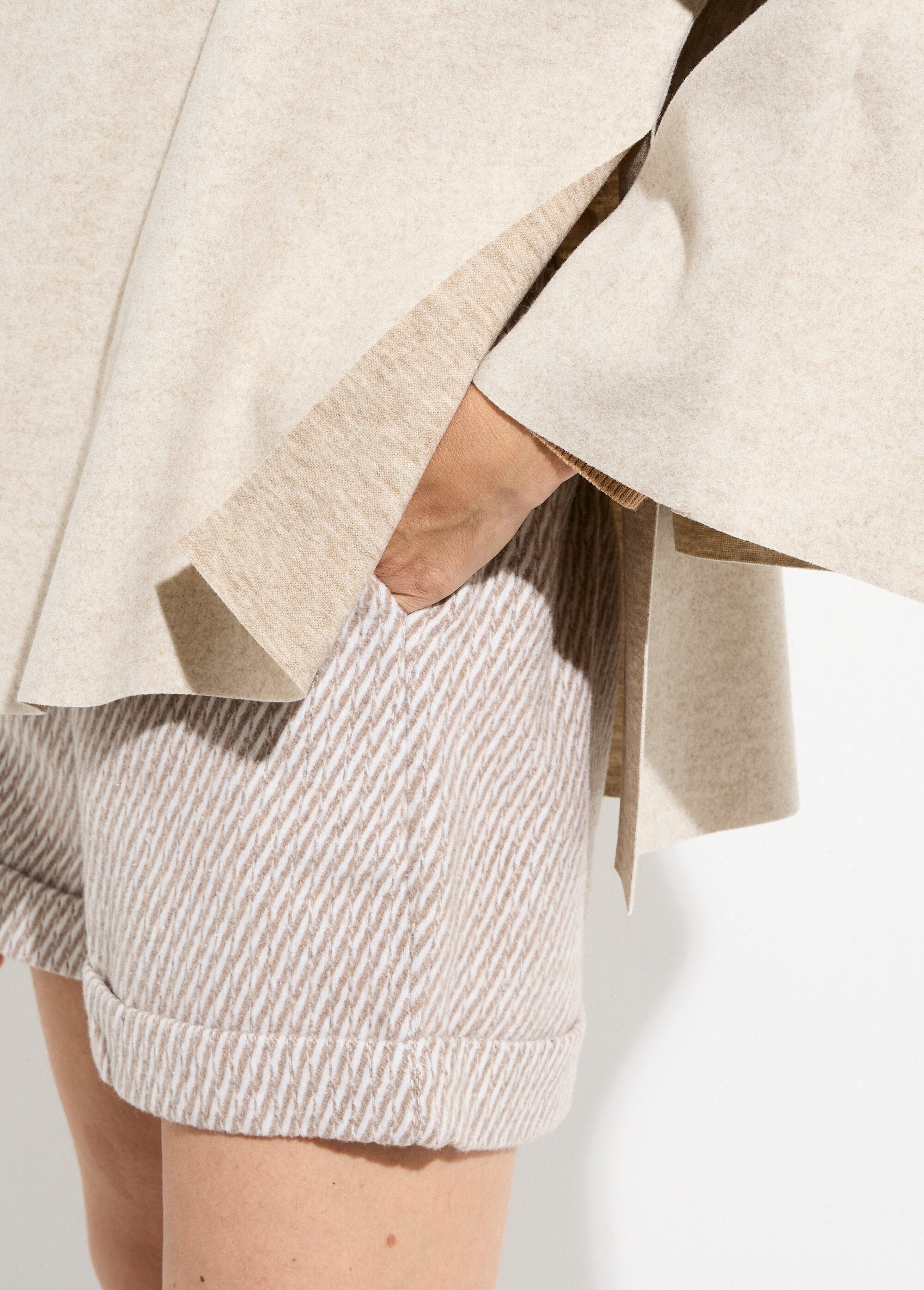 Jasje_en_sjaal_met_metalen_juwelenknoop_Beige_DE2_slim