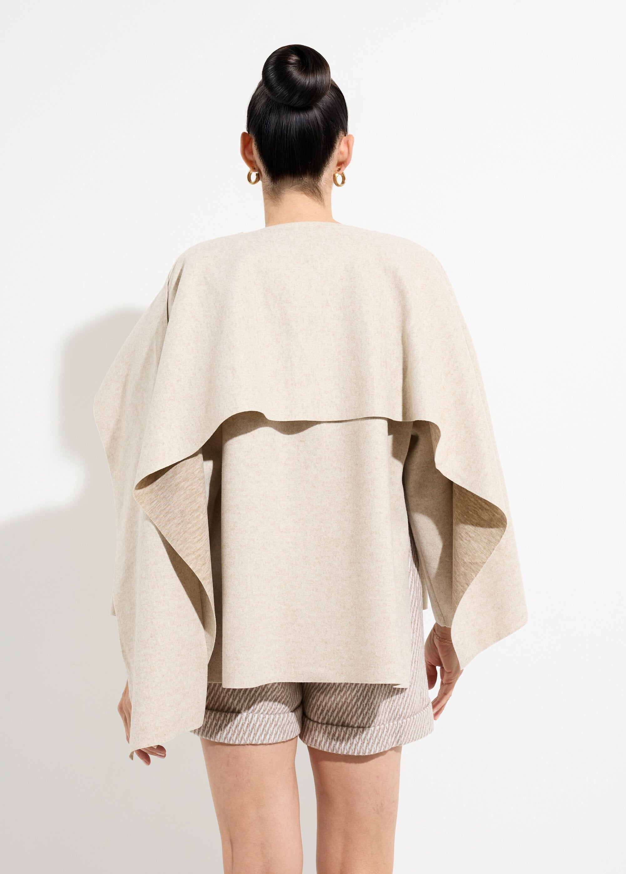 Jasje_en_sjaal_met_metalen_juwelenknoop_Beige_DO1_slim