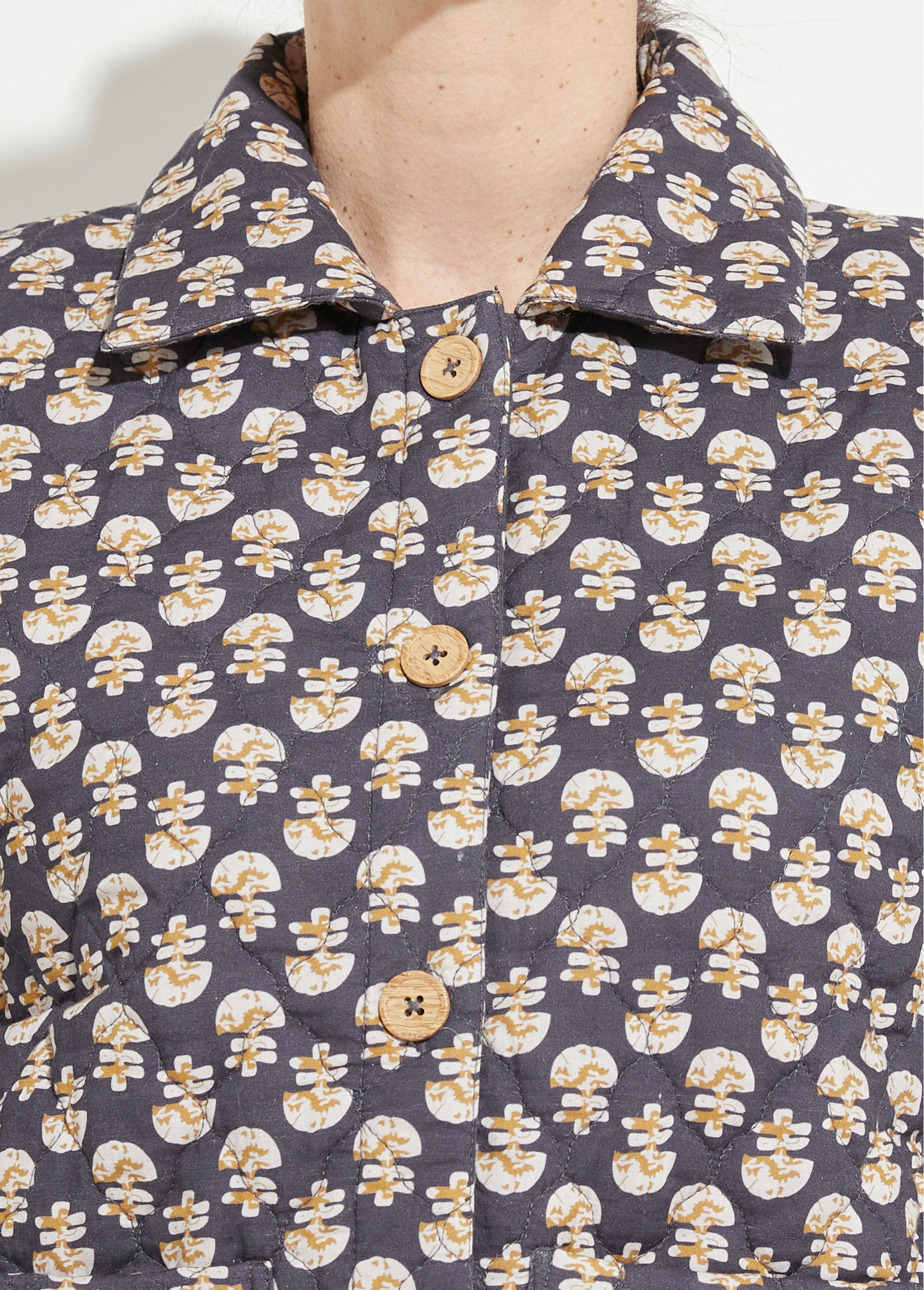 Gedrukt_gewatteerd_doorknoopjack_Gris_DE1_slim