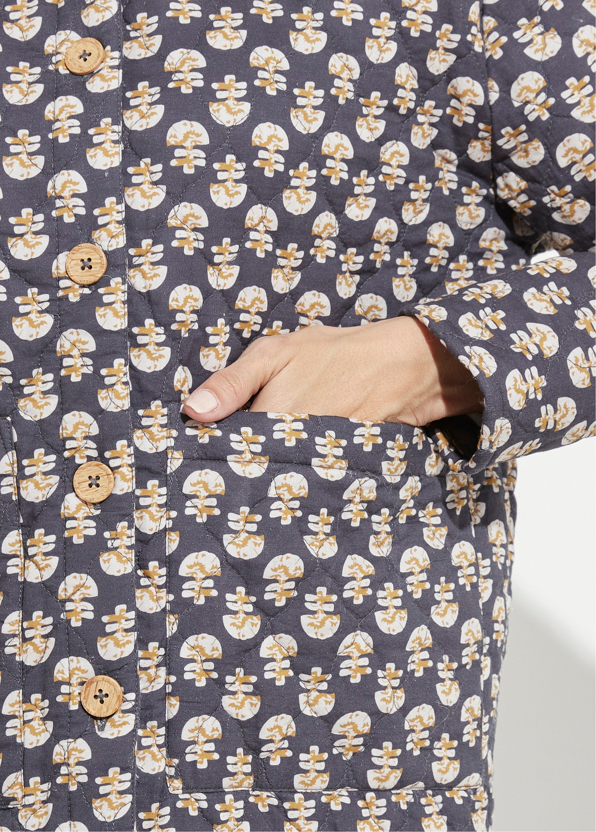 Gedrukt_gewatteerd_doorknoopjack_Gris_DE2_slim