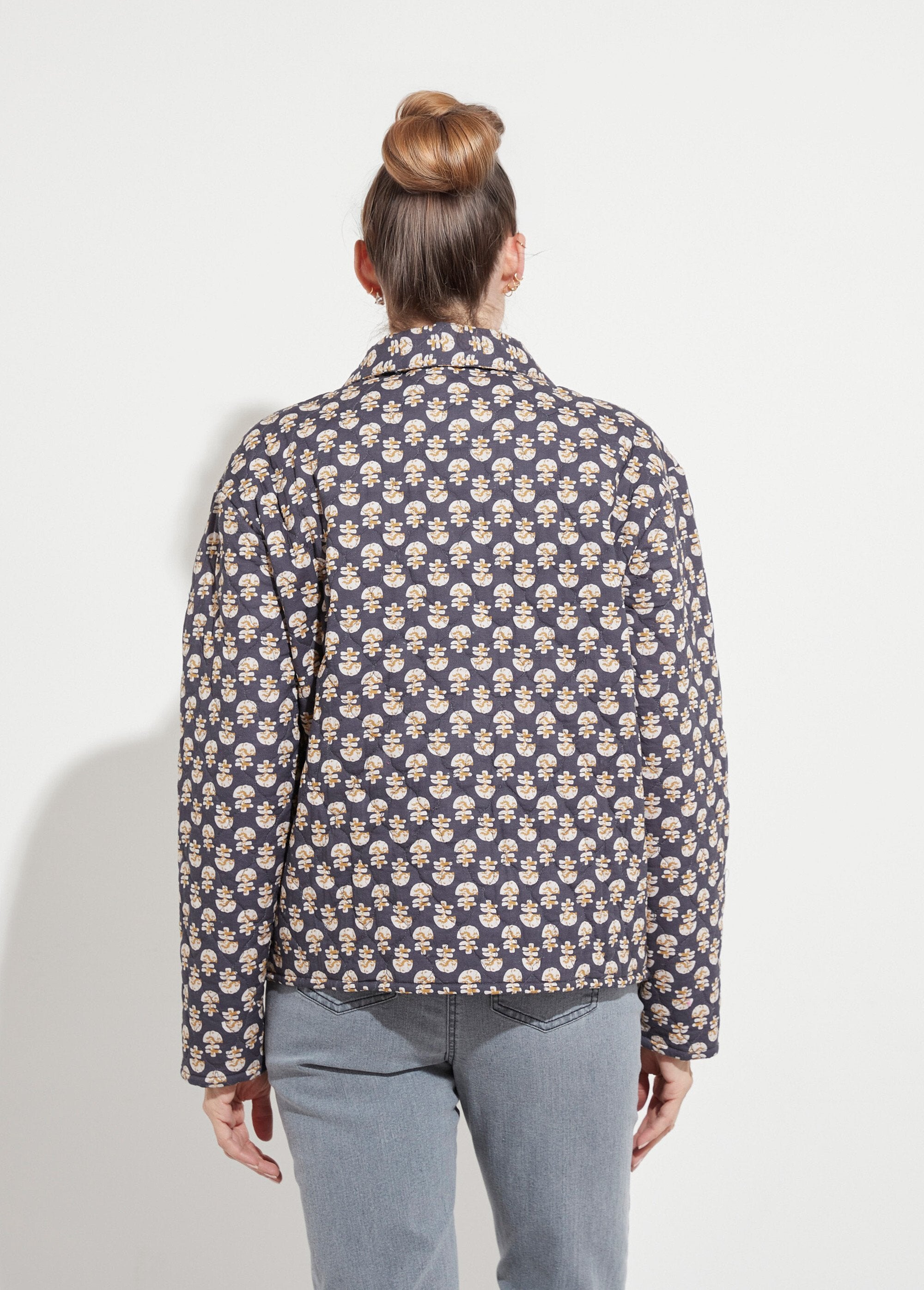 Gedrukt_gewatteerd_doorknoopjack_Gris_DO1_slim