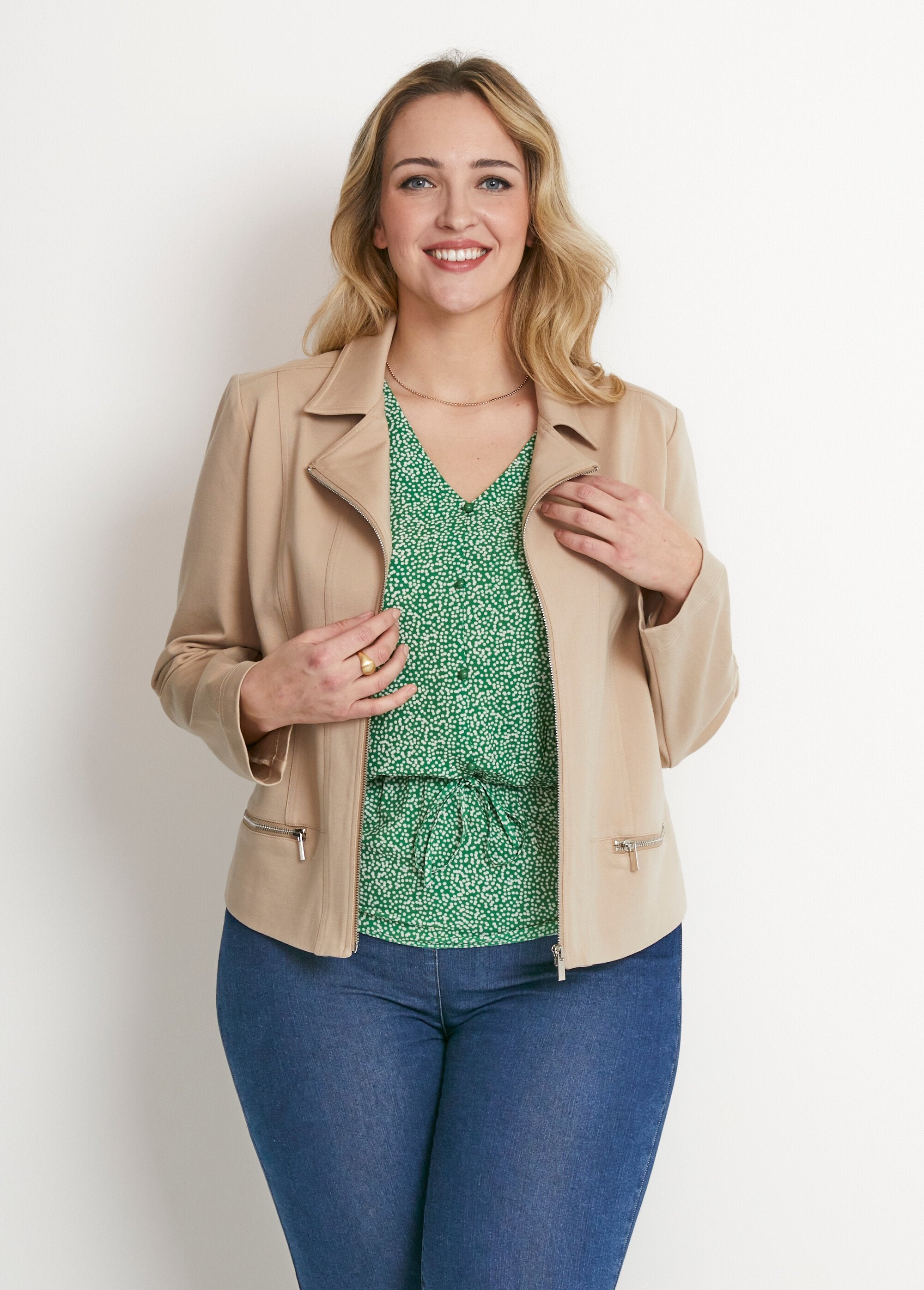 Jasje_met_korte_rits,_recht_gebreid_Zand_FA1_curvy