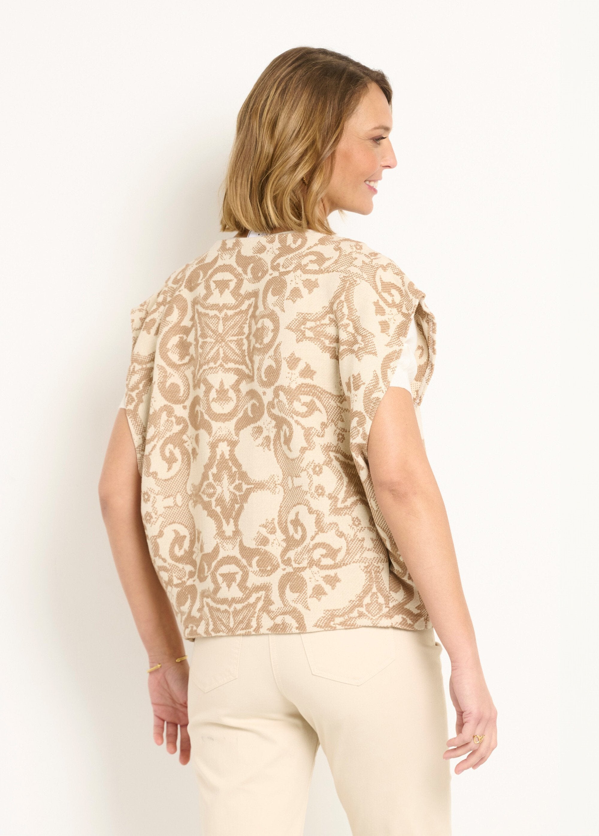 Mouwloos_jacquard_jasje_met_ronde_hals_Beige_DO1_slim