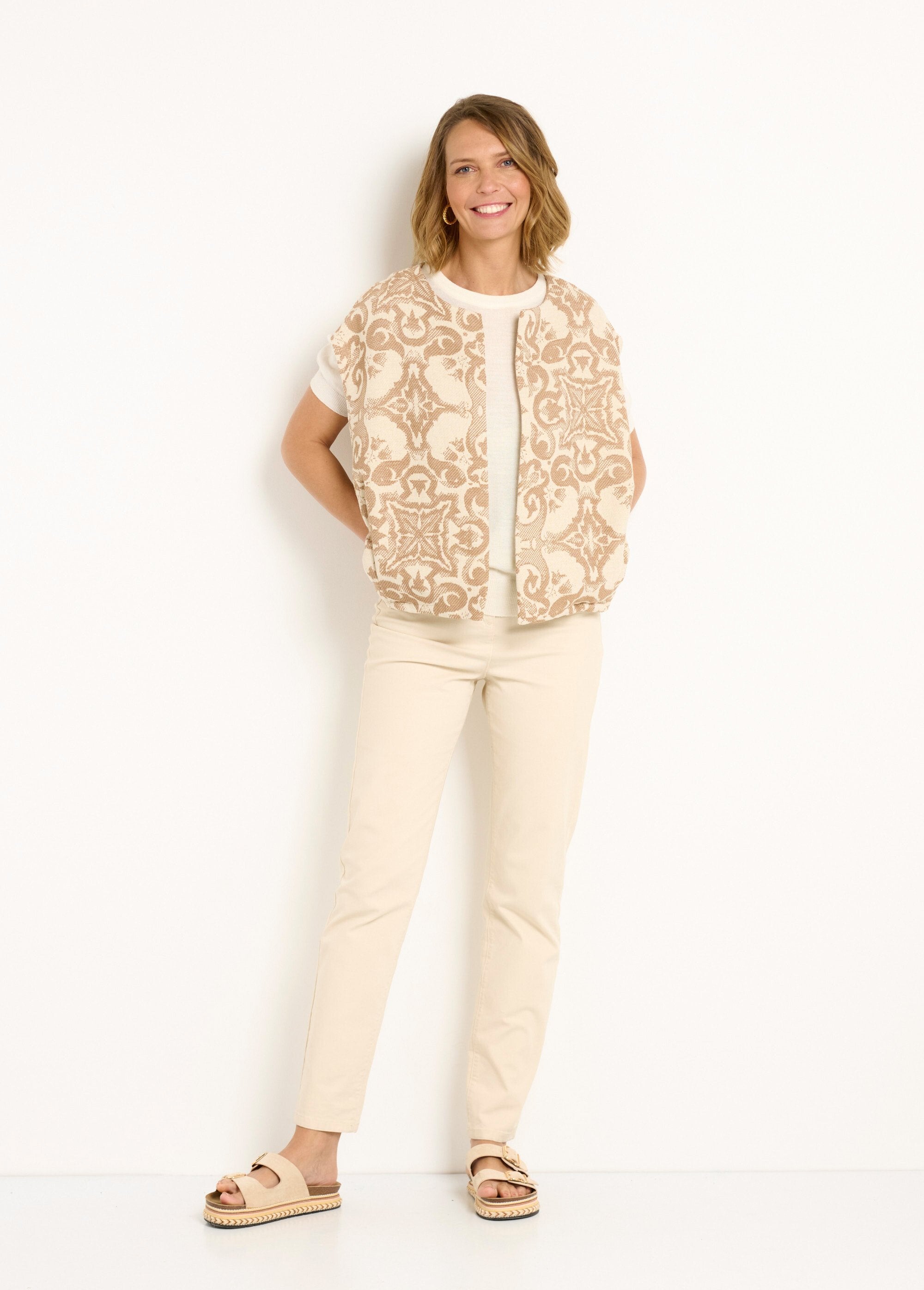 Mouwloos_jacquard_jasje_met_ronde_hals_Beige_SF1_slim