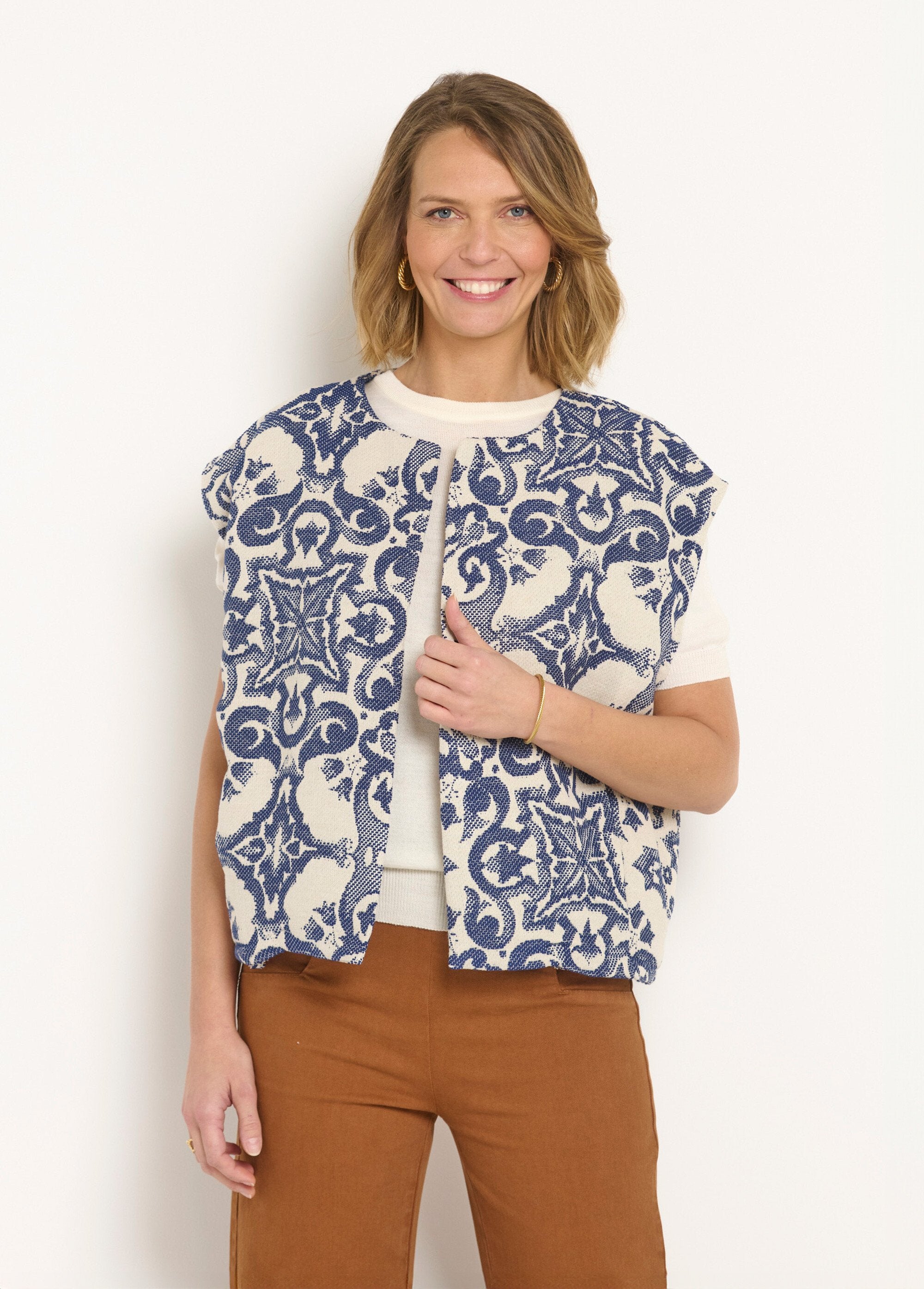 Mouwloos_jacquard_jasje_met_ronde_hals_Bleu_FA1_slim