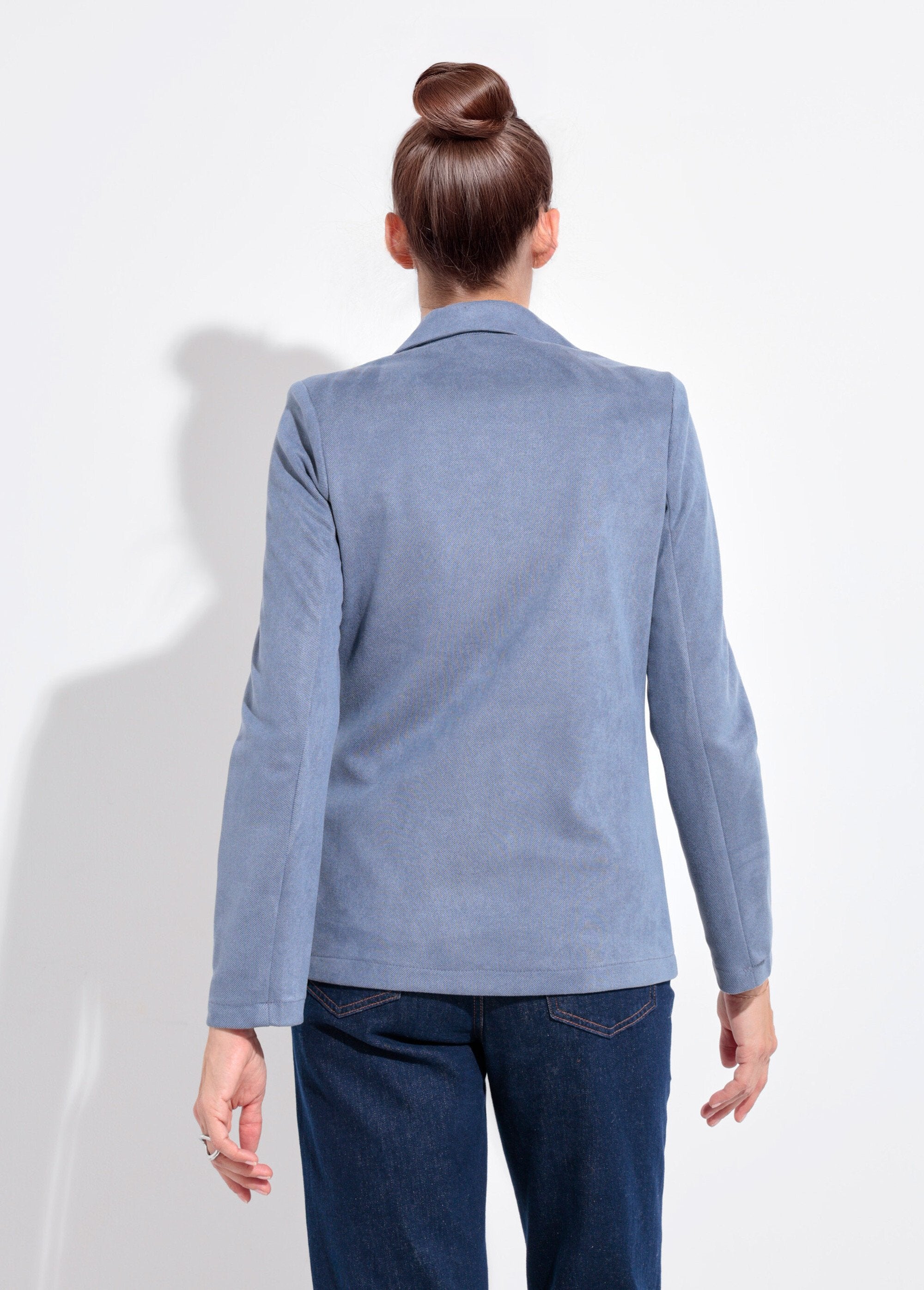Jasje_met_1_knoopskraag_van_zachte_keperstof_Bleu_DO1_slim