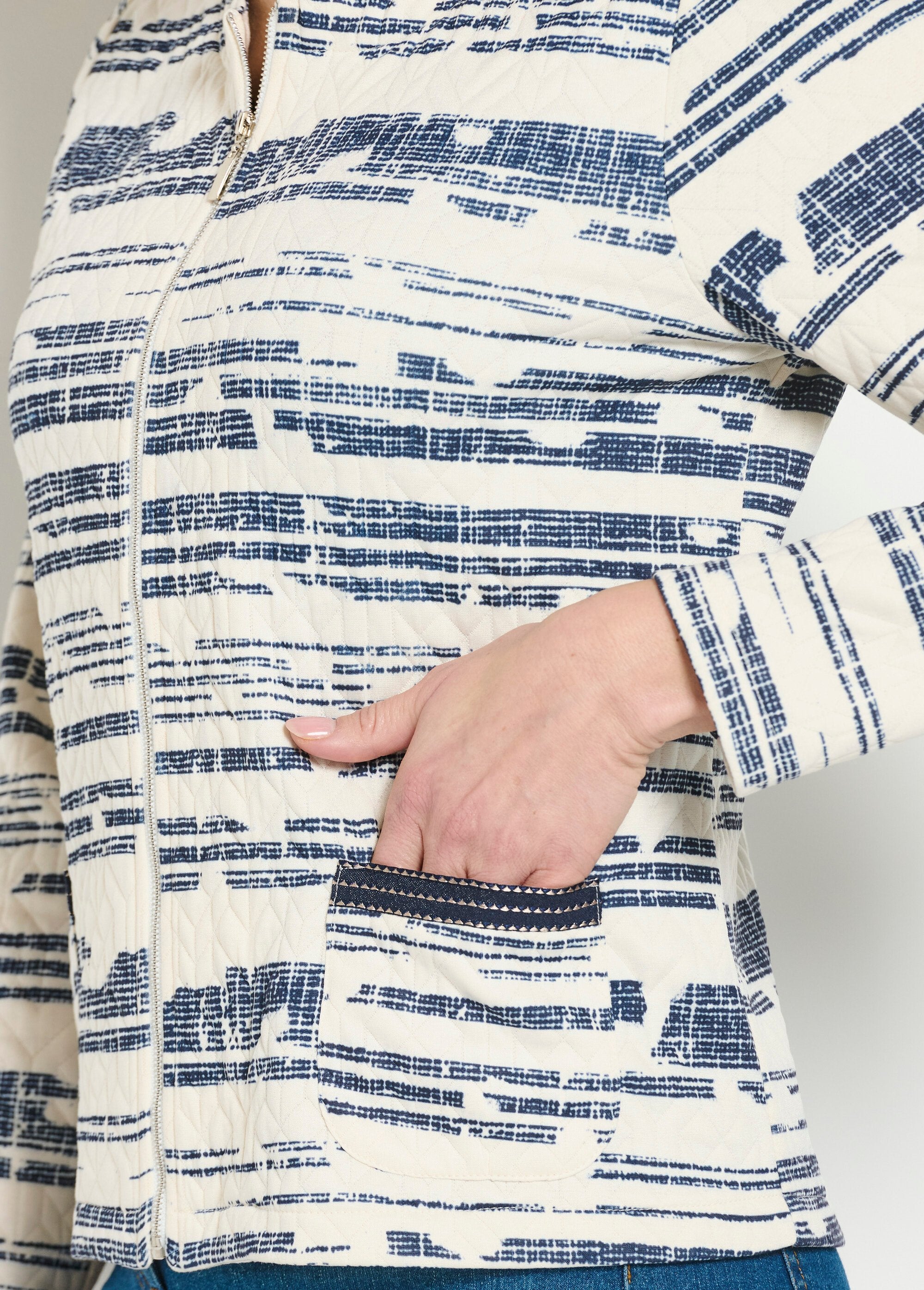 Kraagloos_jack_met_rits_Ecru_et_marine_DE2_curvy