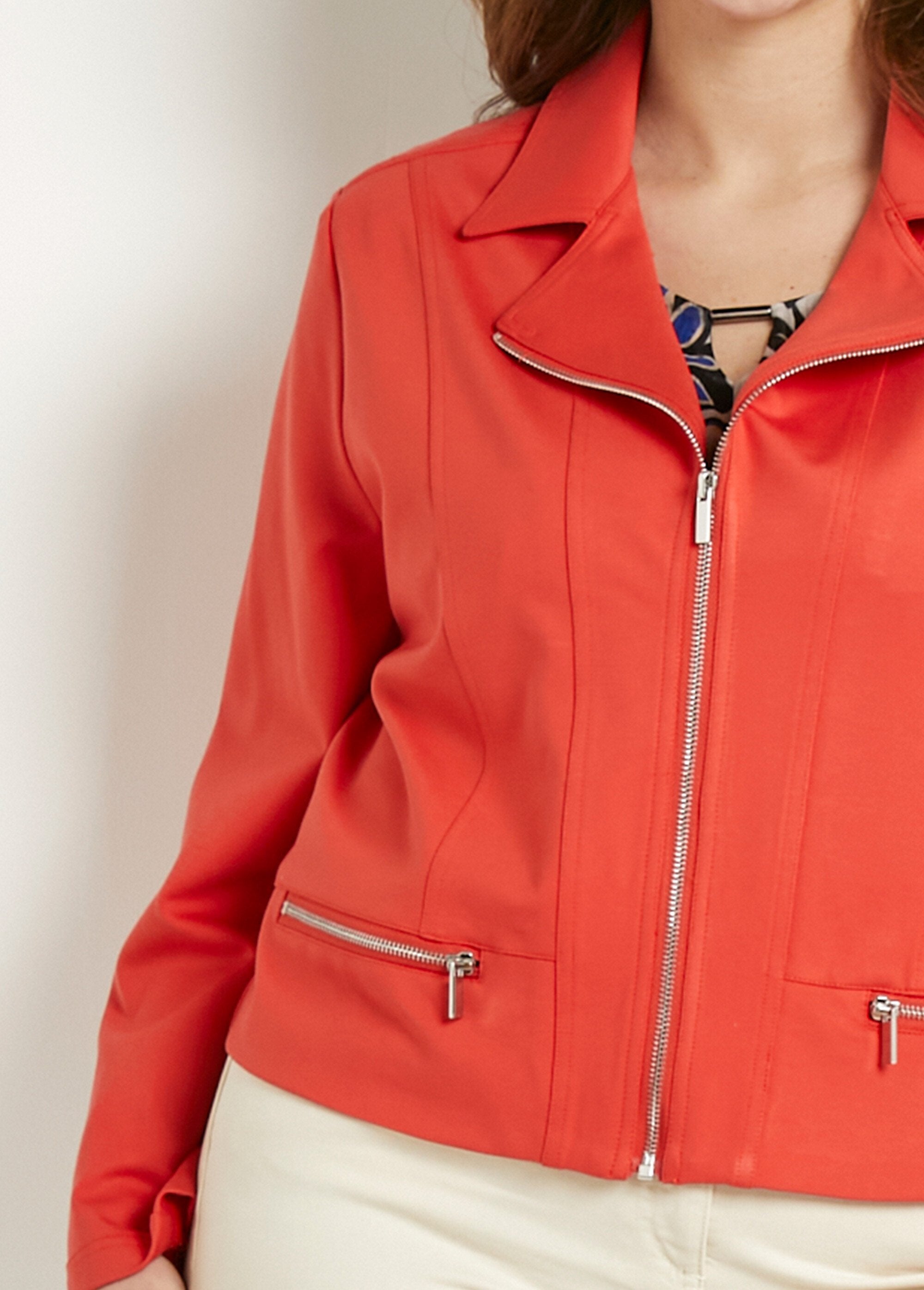 Kort_recht_jasje_met_ritssluiting_in_Milanese_breisels_Capucine_DE1_curvy