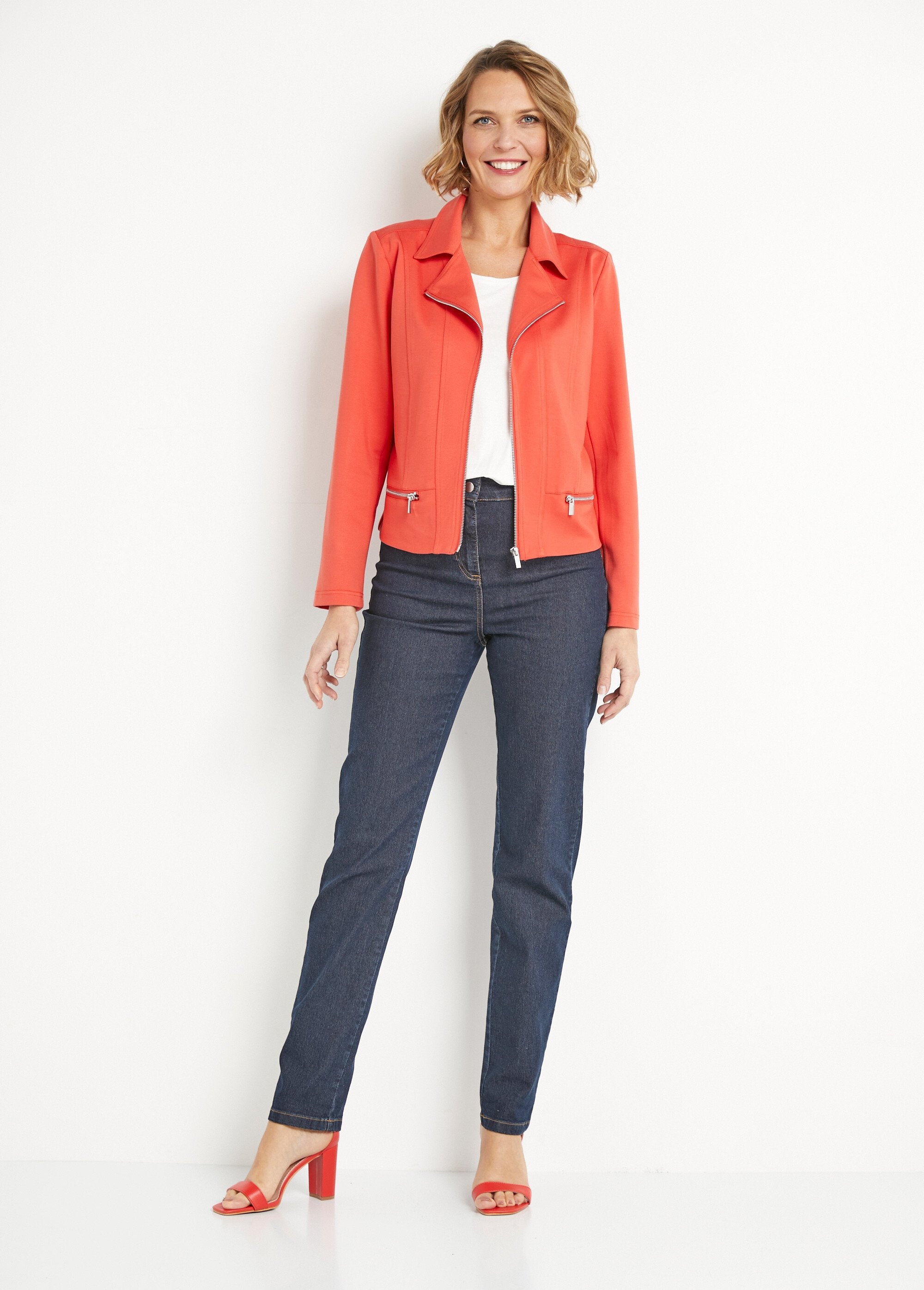 Kort_recht_jasje_met_ritssluiting_in_Milanese_breisels_Capucine_SF1_slim