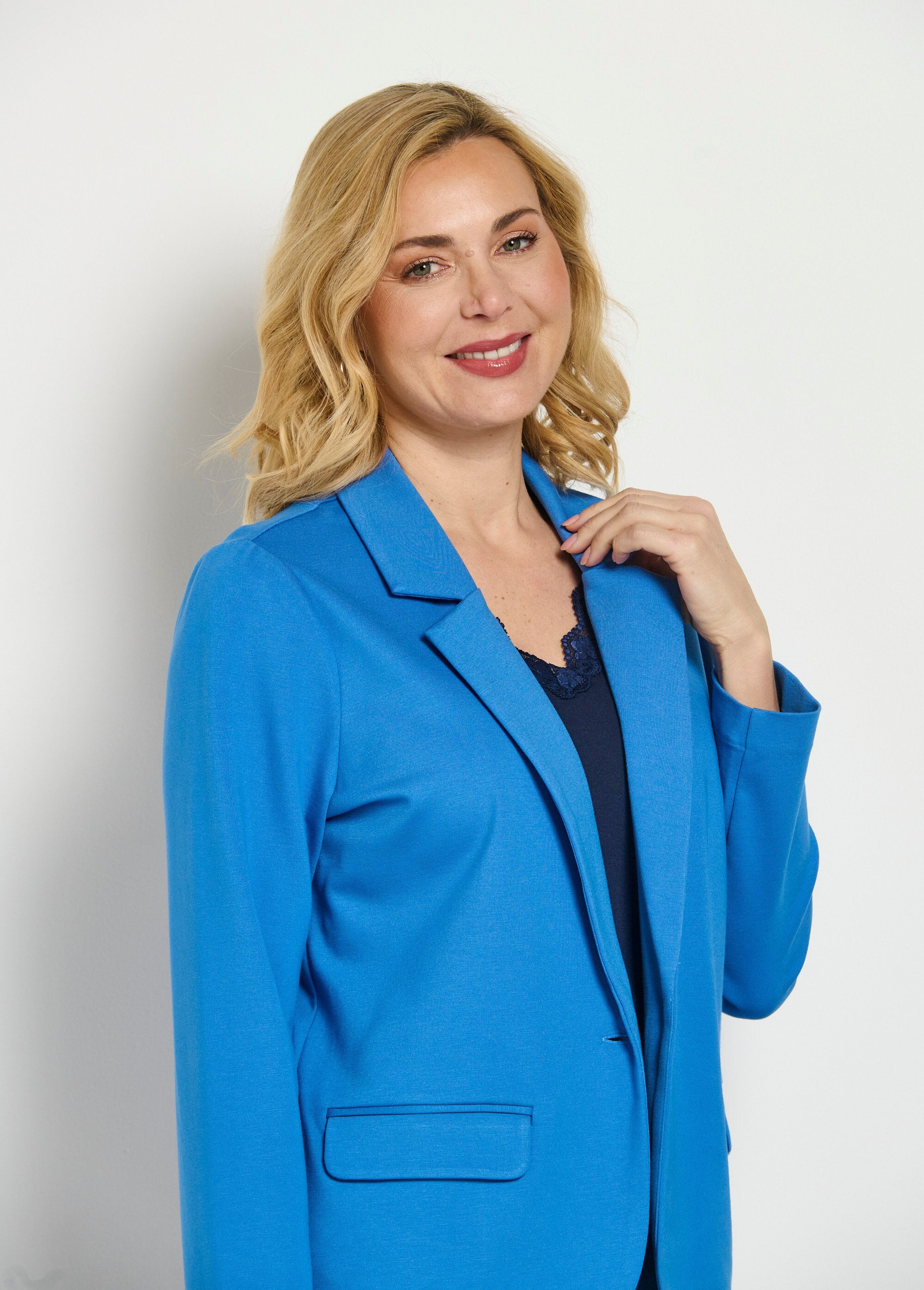 Rechte_jas_met_knopen_in_effen_milaanbreisel_Bleu_mykonos_DE1_slim