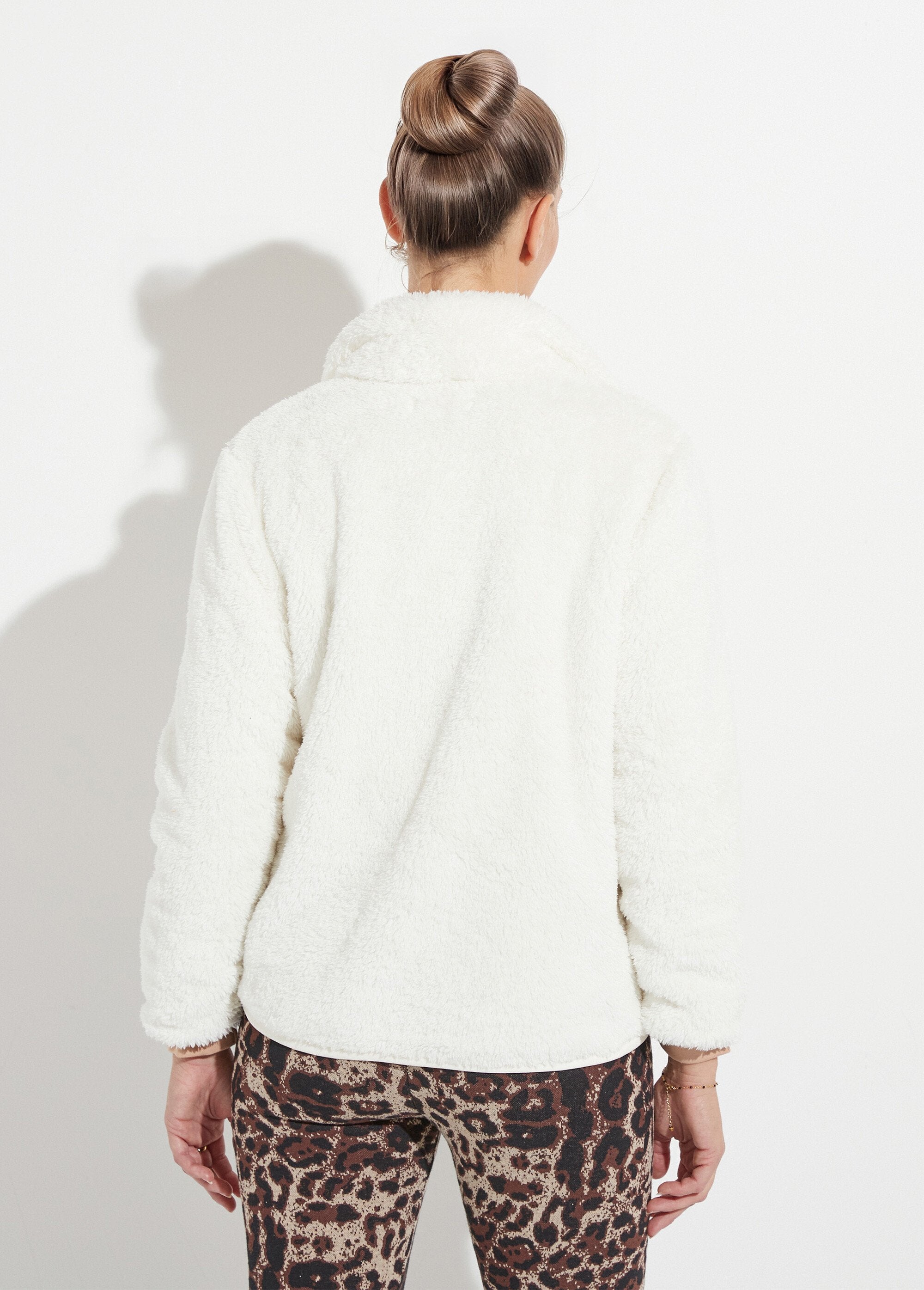 Jas_van_imitatiebont_met_opstaande_kraag,_lange_mouwen_Ecru_DO1_slim