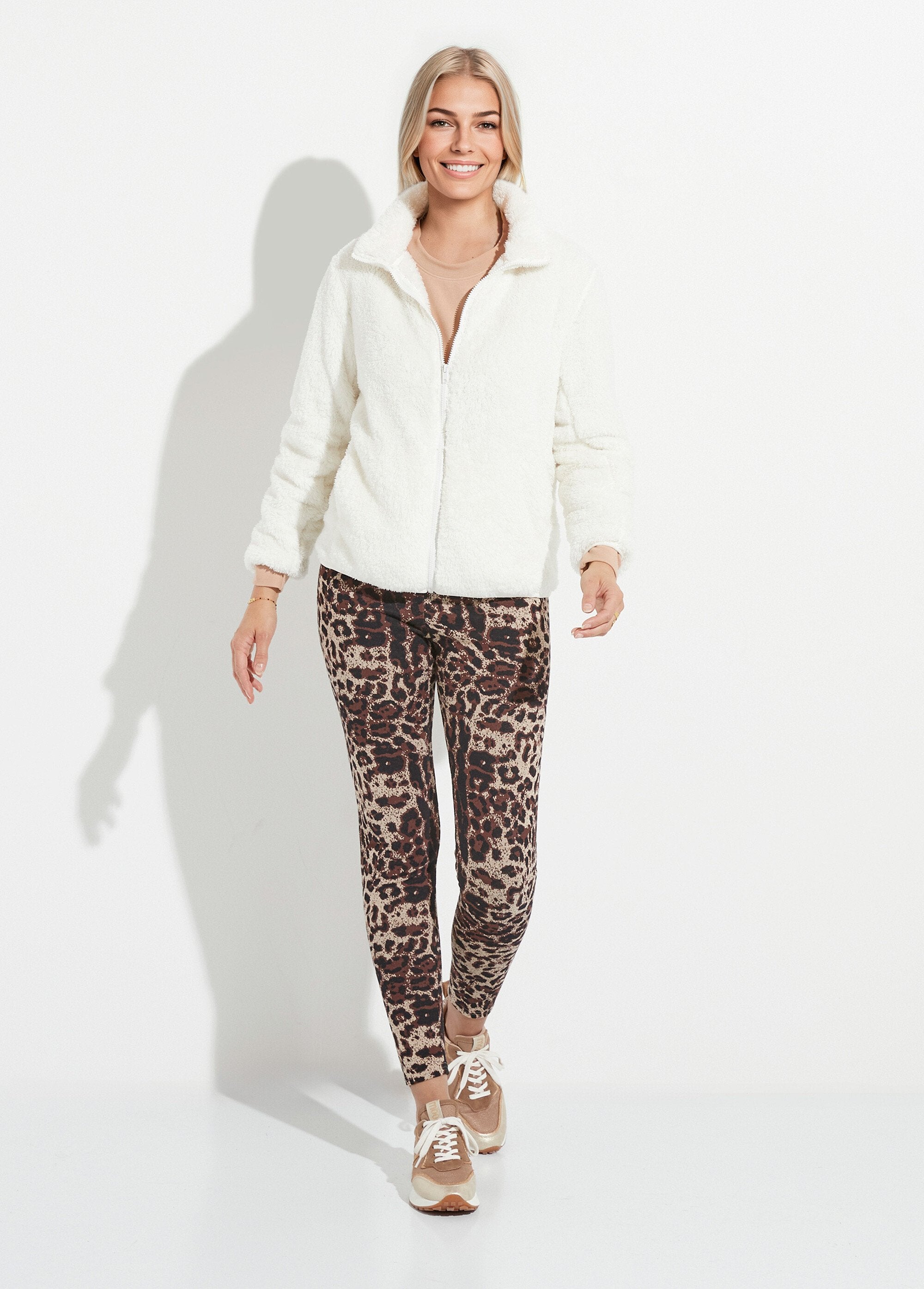 Jas_van_imitatiebont_met_opstaande_kraag,_lange_mouwen_Ecru_SF1_slim