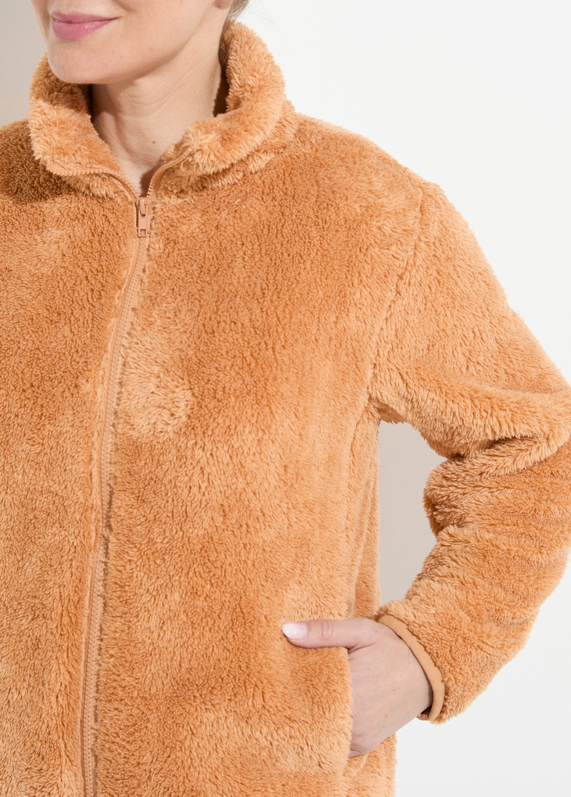 Jas_van_imitatiebont_met_opstaande_kraag,_lange_mouwen_Chamois_DE1_slim