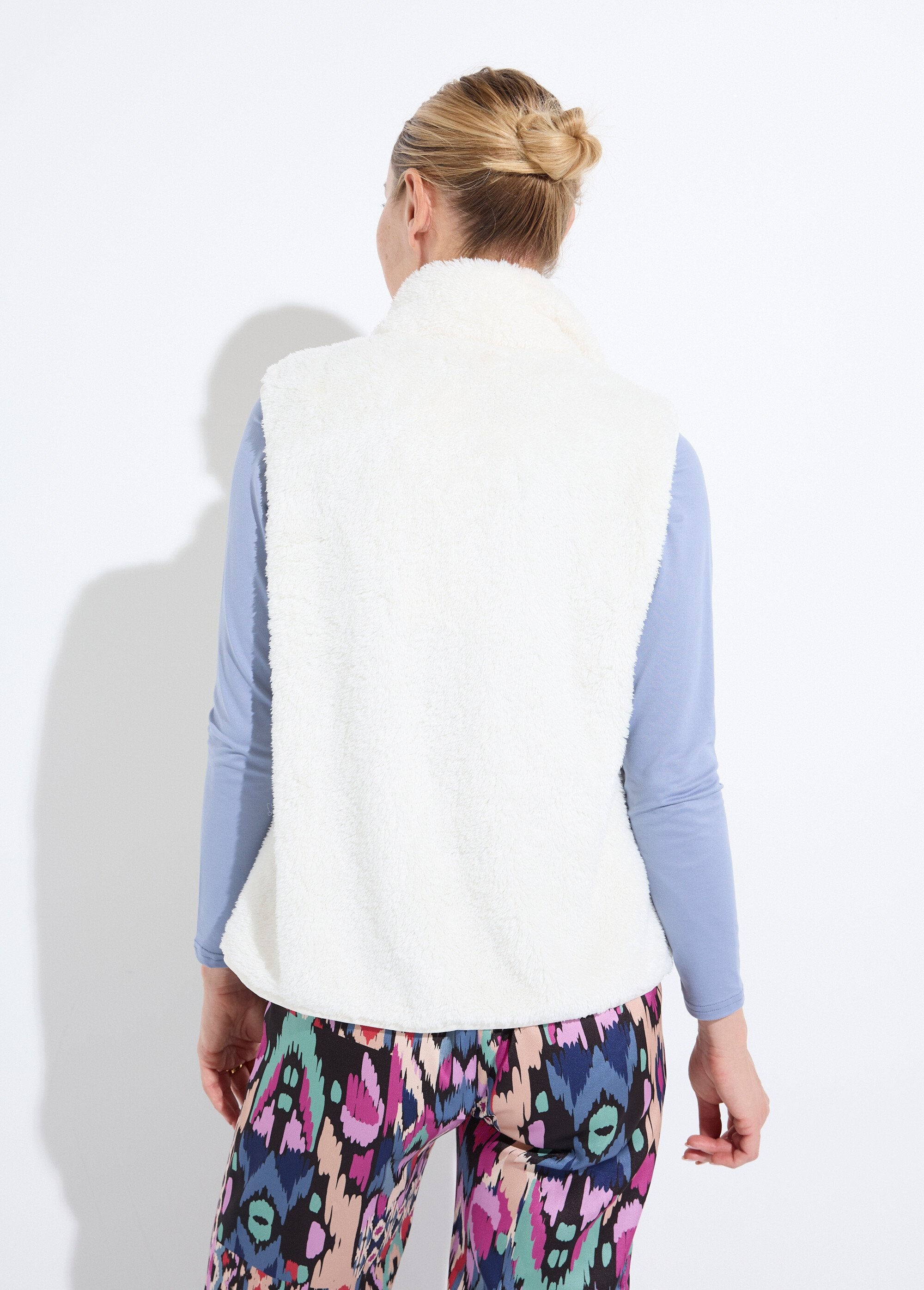 Mouwloos_jasje_van_imitatiebont_met_opstaande_kraag_Ecru_DO1_slim