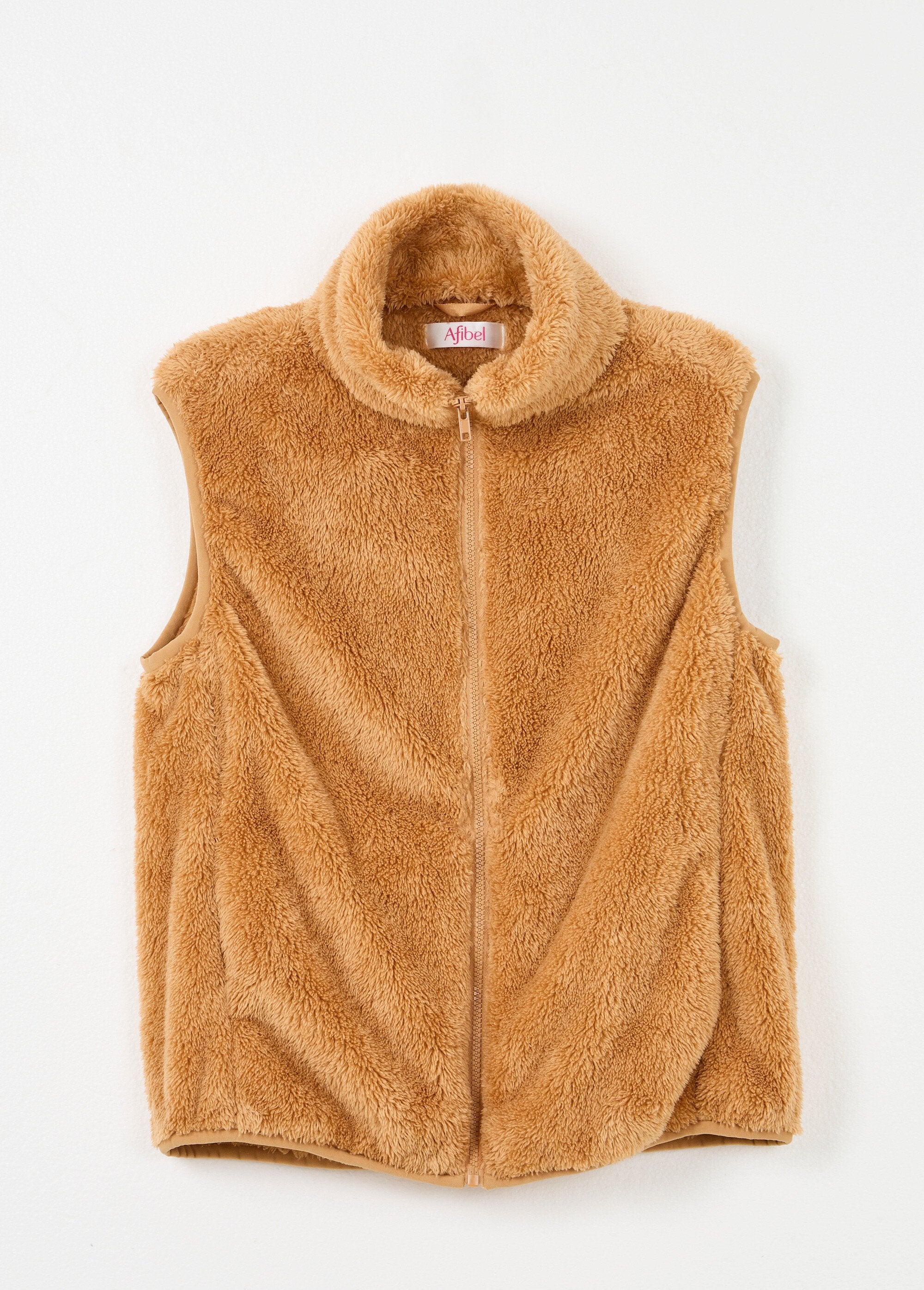 Mouwloos_jasje_van_imitatiebont_met_opstaande_kraag_Chamois_AP1_slim