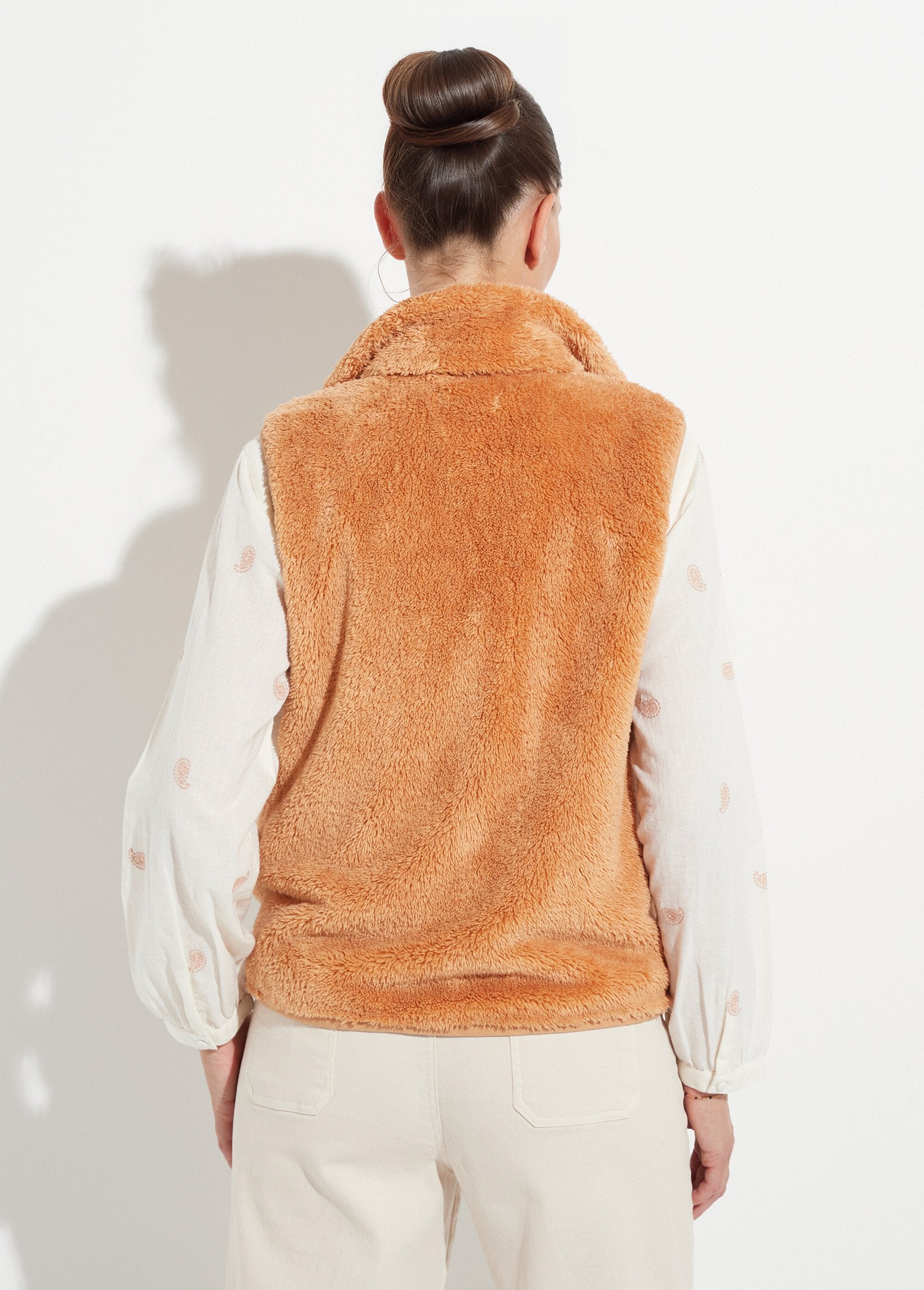 Mouwloos_jasje_van_imitatiebont_met_opstaande_kraag_Chamois_DO1_slim