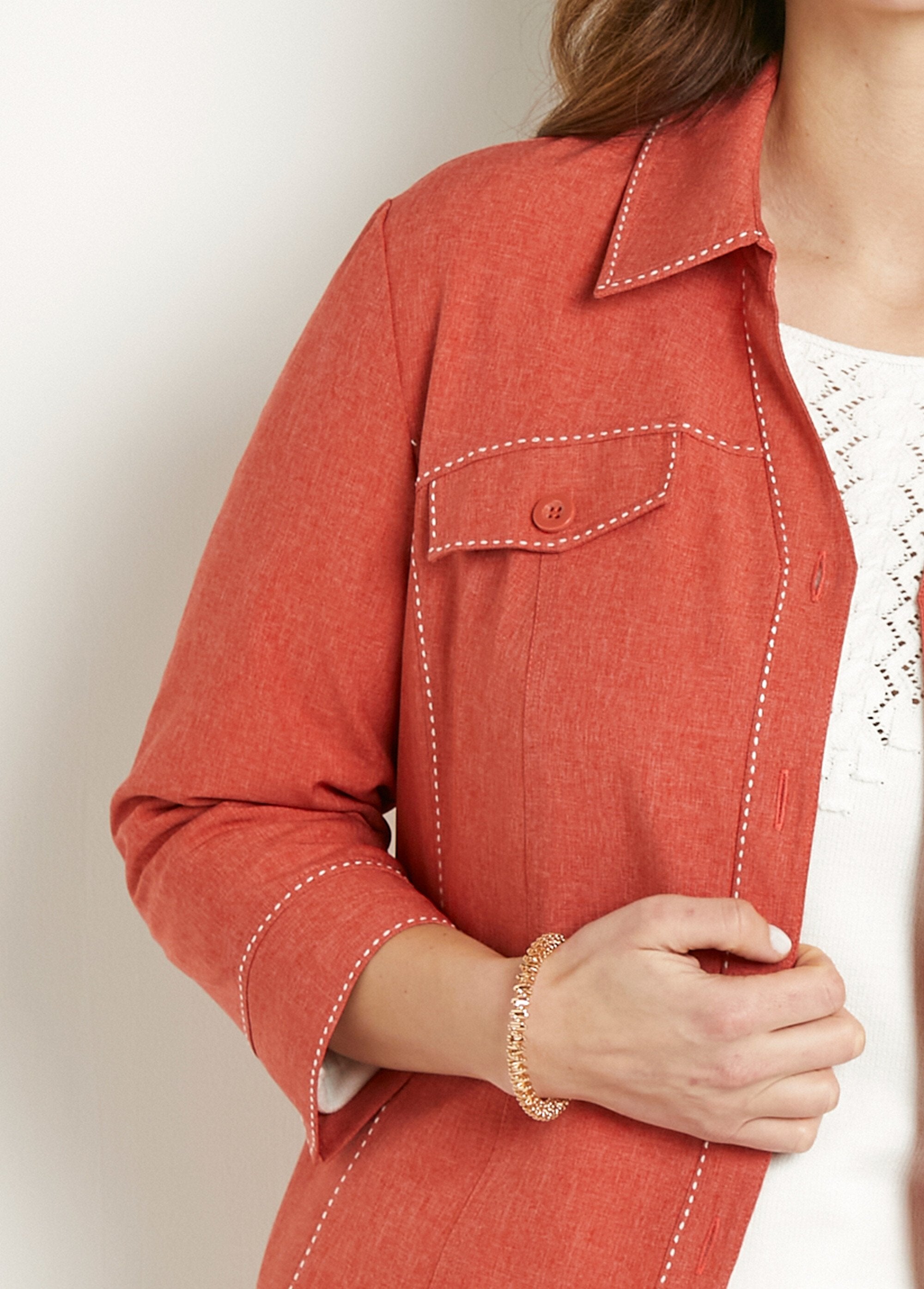 Lange_jas_met_knoopsluiting_Brique_DE1_curvy