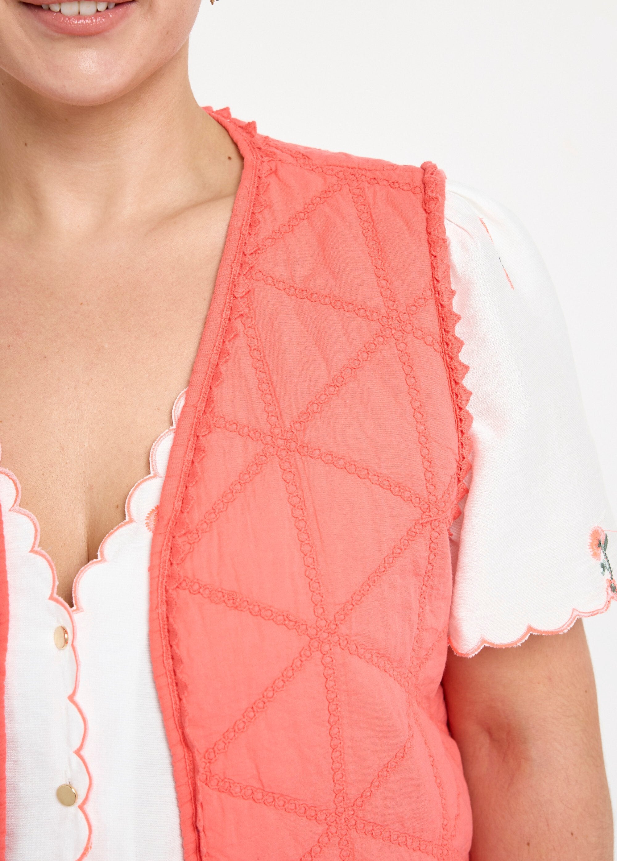 Mouwloos_gewatteerd_jack_met_borduursel_Corail_DE1_curvy