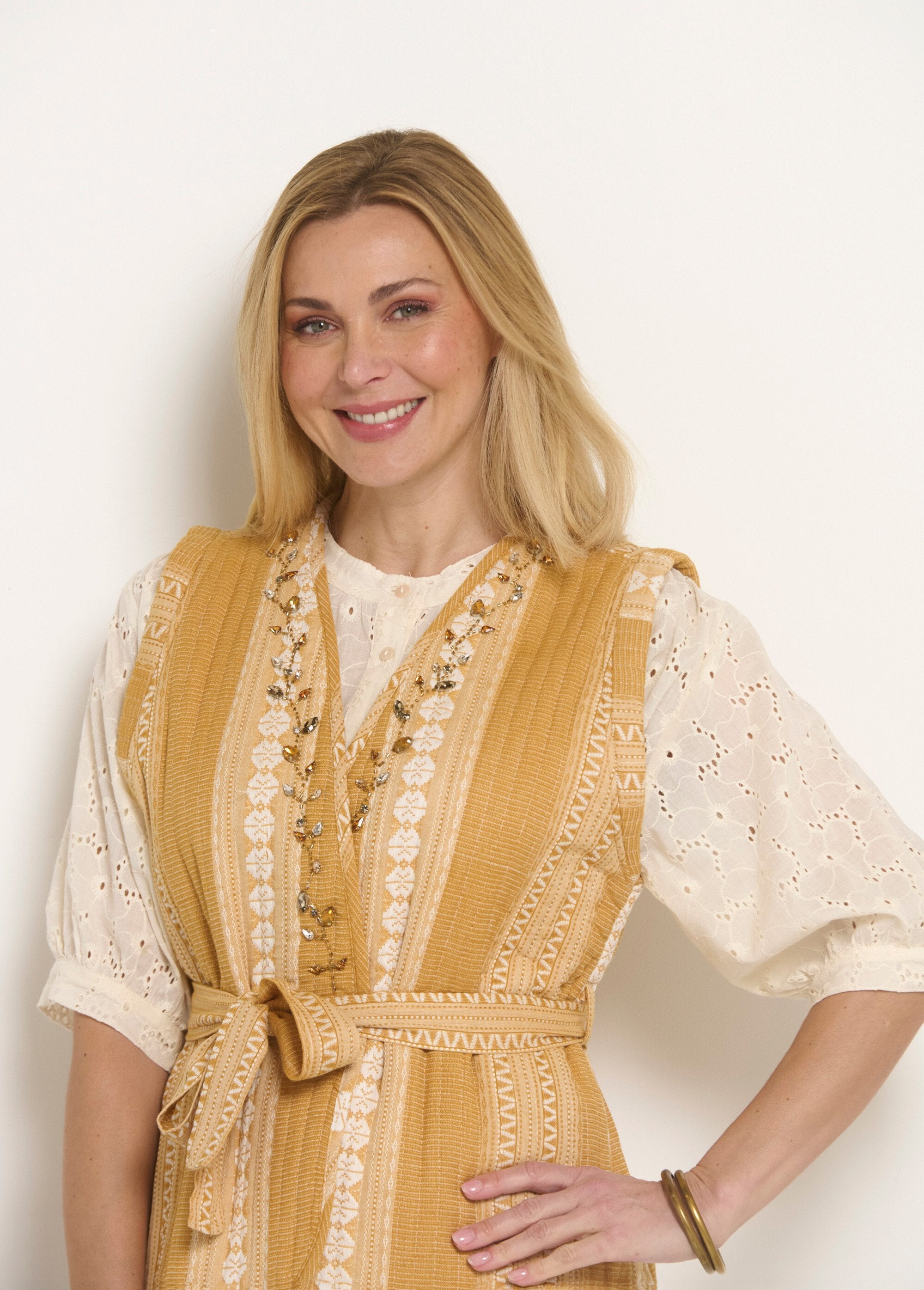 Mouwloos_gewatteerd_jack_met_strass-details_Jaune_DE1_slim