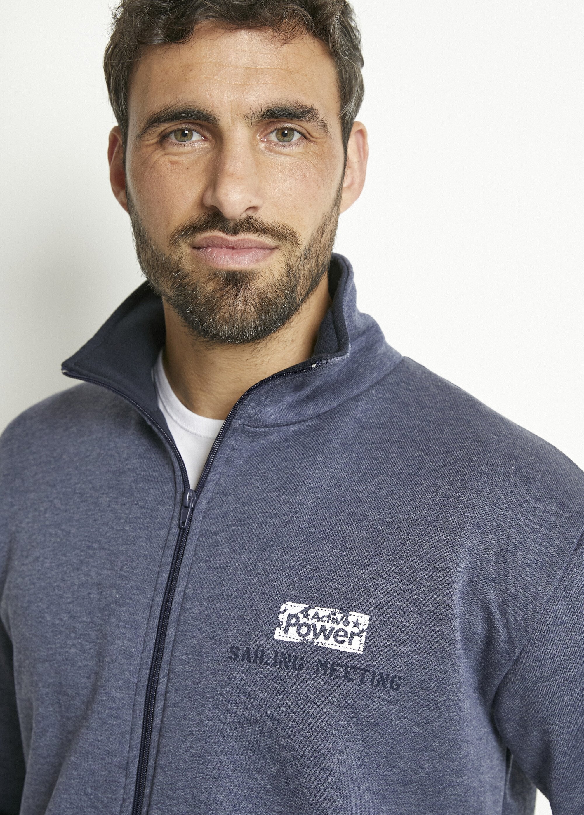 Fleecejack_met_ritssluiting_en_katoenen_opstaande_kraag_Bleu_grise_DE1_slim